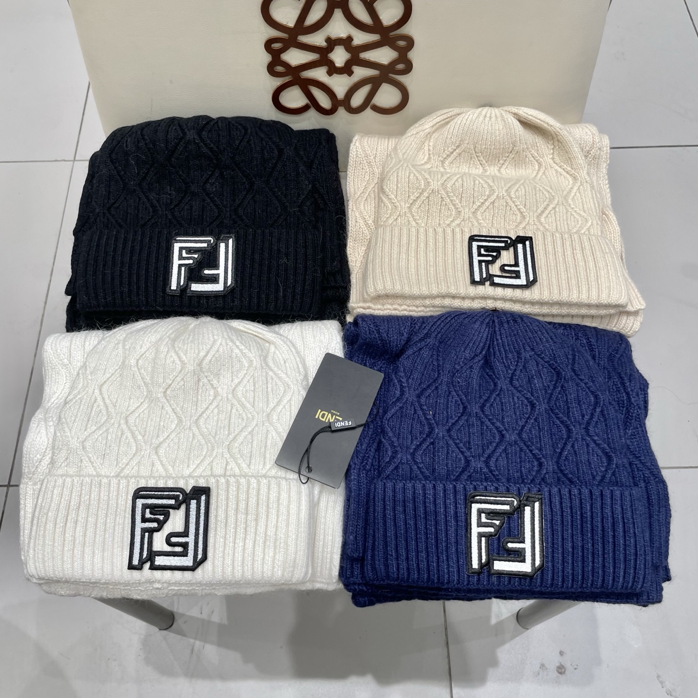 fendl芬迪套装🎁FENDI原单帽子围巾套装😱全新来袭[色]😱新款70%羊绒➕30%羊毛[色]配狐狸毛