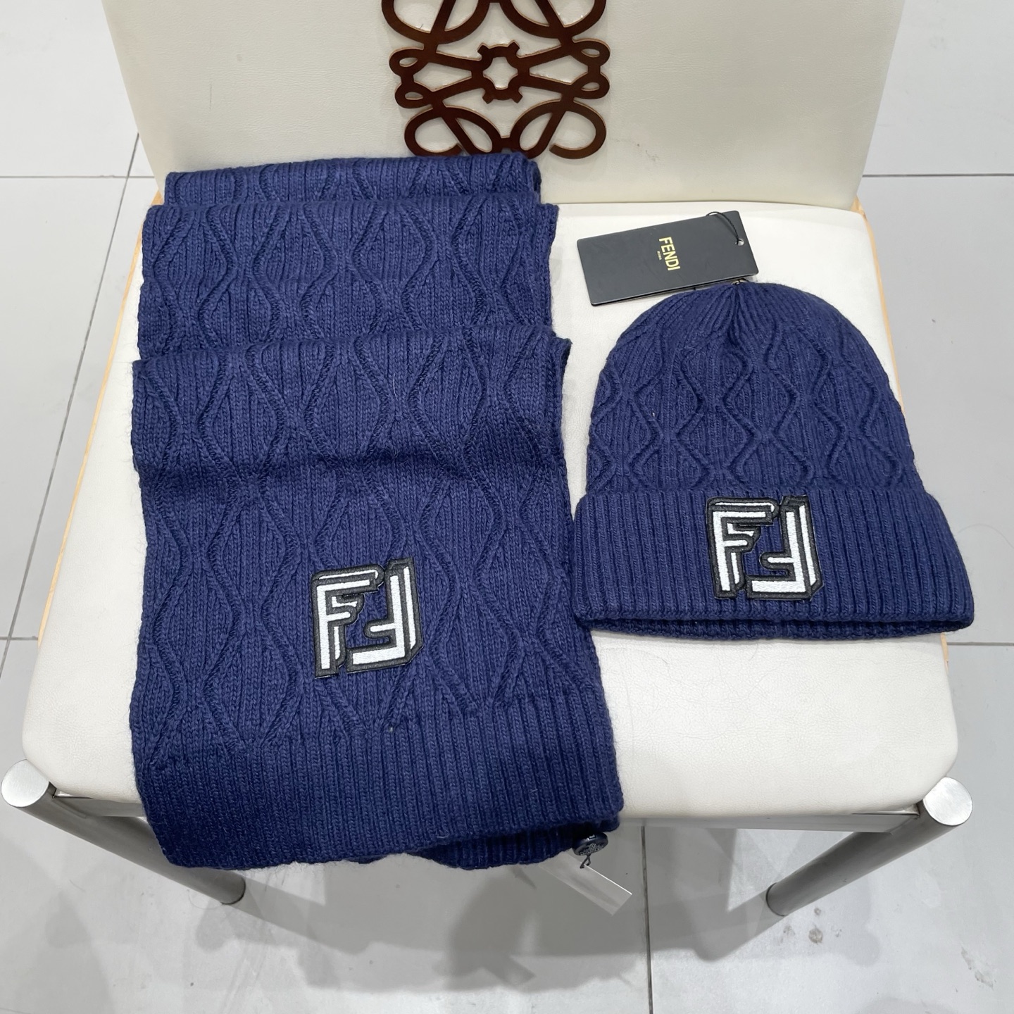 fendl芬迪套装🎁FENDI原单帽子围巾套装😱全新来袭[色]😱新款70%羊绒➕30%羊毛[色]配狐狸毛