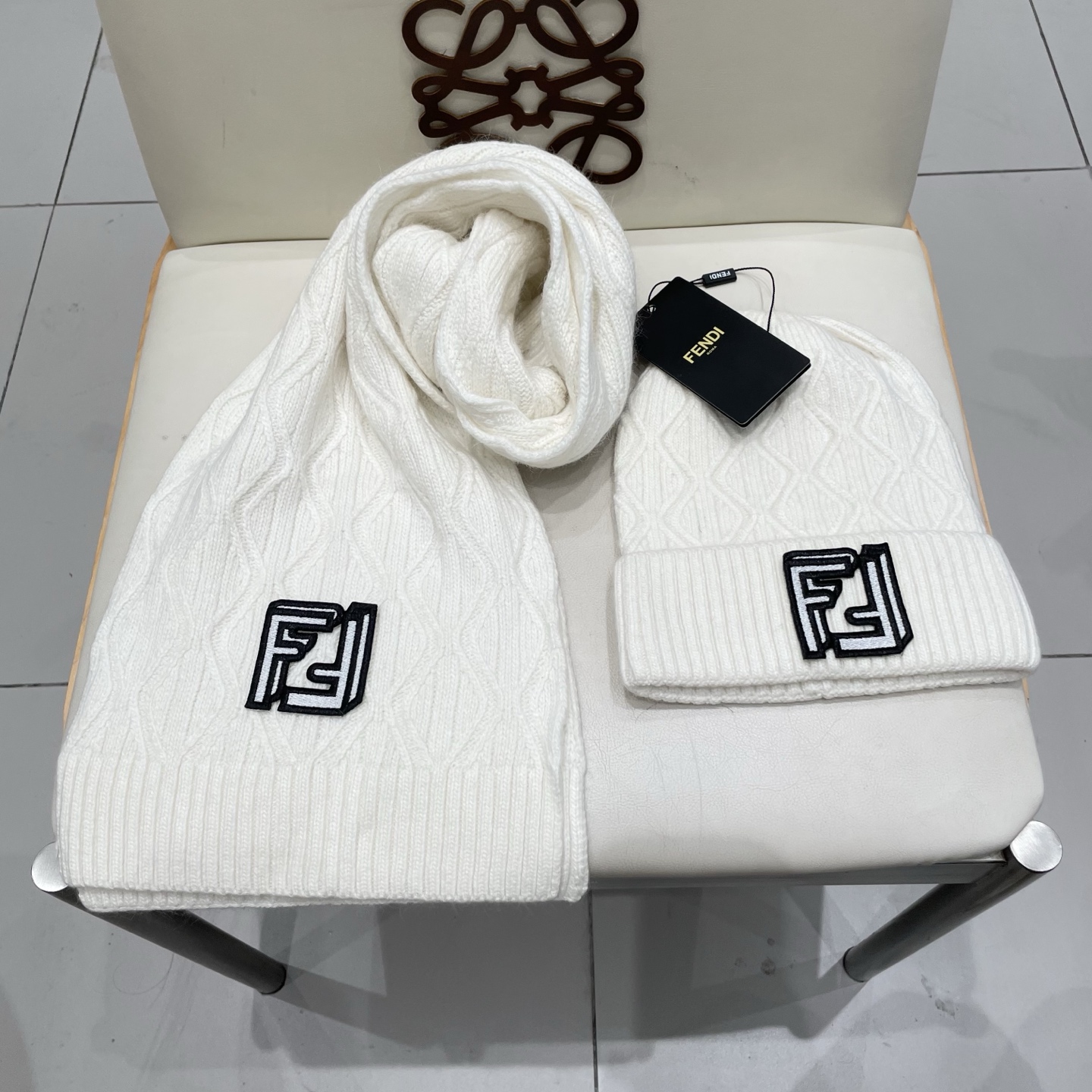 fendl芬迪套装🎁FENDI原单帽子围巾套装😱全新来袭[色]😱新款70%羊绒➕30%羊毛[色]配狐狸毛