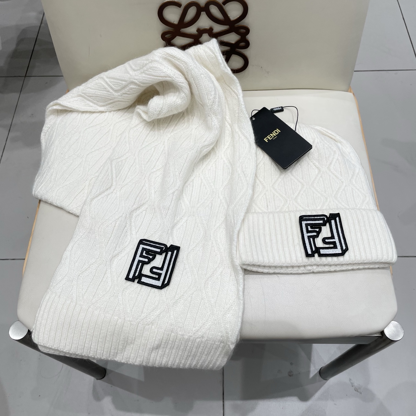 fendl芬迪套装🎁FENDI原单帽子围巾套装😱全新来袭[色]😱新款70%羊绒➕30%羊毛[色]配狐狸毛