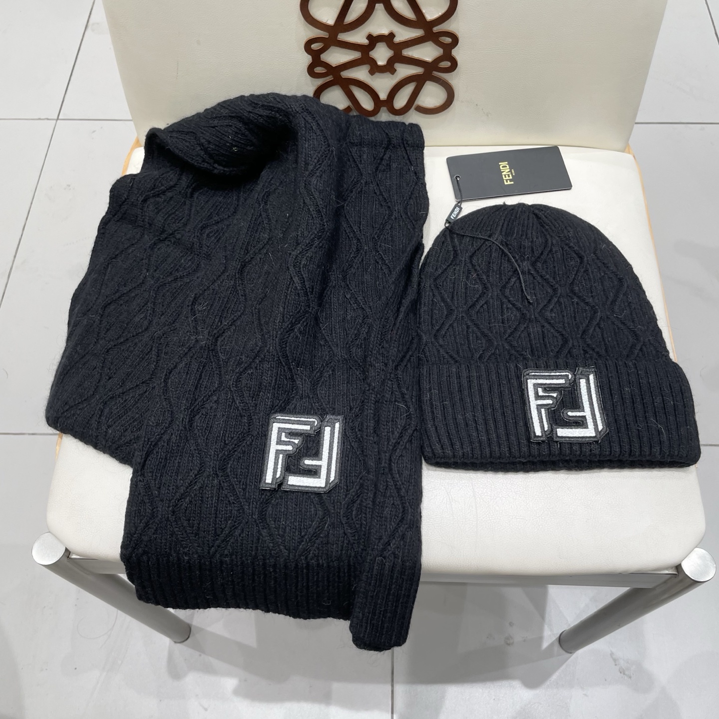 fendl芬迪套装🎁FENDI原单帽子围巾套装😱全新来袭[色]😱新款70%羊绒➕30%羊毛[色]配狐狸毛