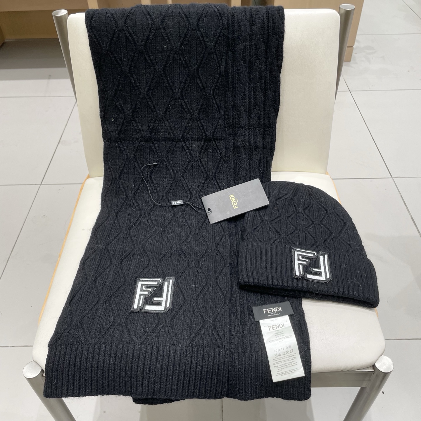 fendl芬迪套装🎁FENDI原单帽子围巾套装😱全新来袭[色]😱新款70%羊绒➕30%羊毛[色]配狐狸毛