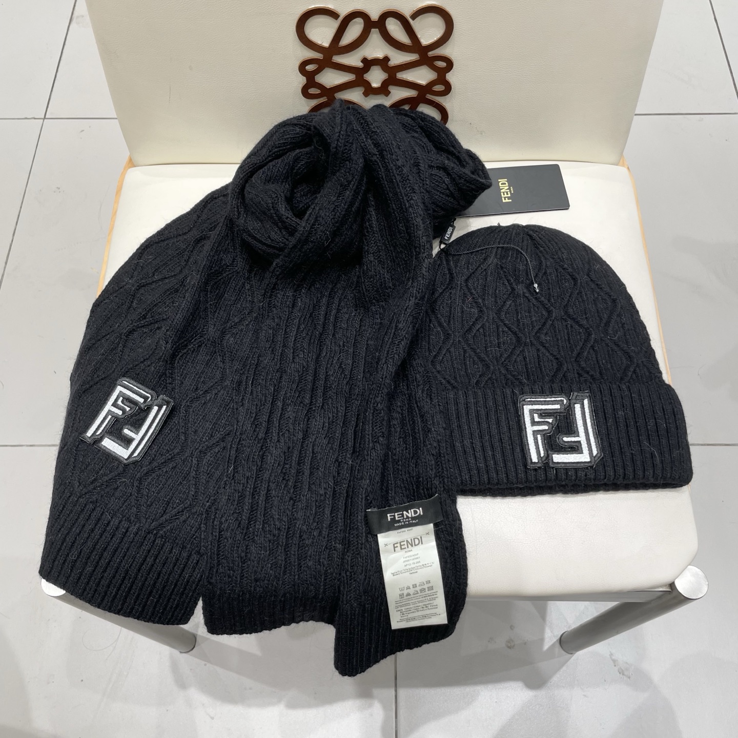 fendl芬迪套装🎁FENDI原单帽子围巾套装😱全新来袭[色]😱新款70%羊绒➕30%羊毛[色]配狐狸毛