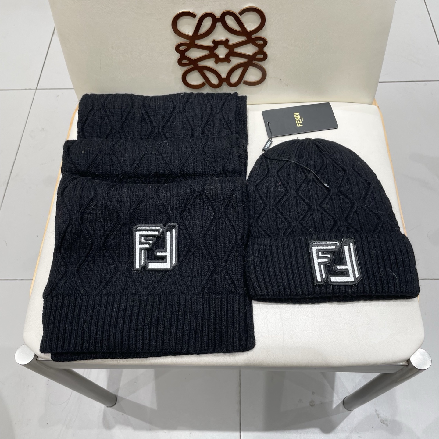 fendl芬迪套装🎁FENDI原单帽子围巾套装😱全新来袭[色]😱新款70%羊绒➕30%羊毛[色]配狐狸毛