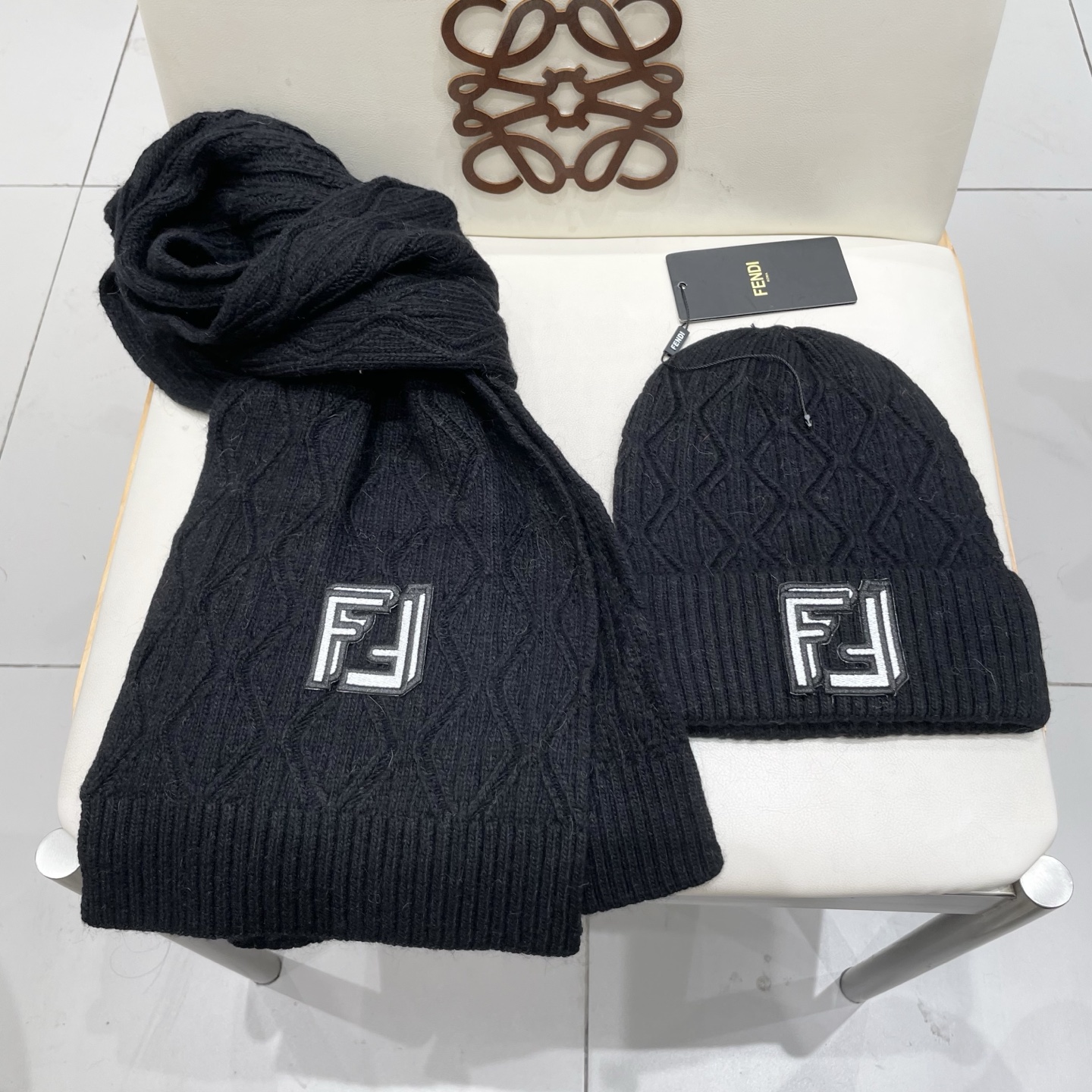 fendl芬迪套装🎁FENDI原单帽子围巾套装😱全新来袭[色]😱新款70%羊绒➕30%羊毛[色]配狐狸毛