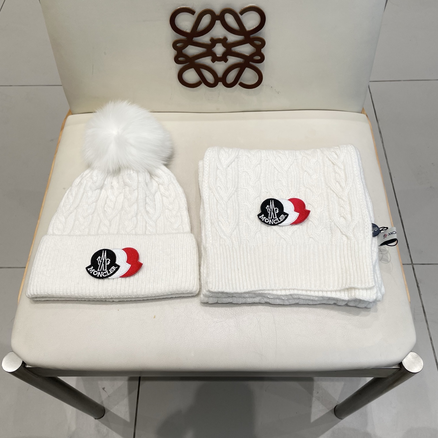 NO:343292,Covered. [Wool suit hat - with fox wool ball] Classic suit hat!  Hat scarf!  Material is 70 wool and 30 rabbit hair. It is warm and comfortable~ Age-reducing artifact for young ladies in winter~ You are just a short set of hats this winter~ It is warm and fashionable!  Universal style for men and women! Can be used as a couple style!  Complete anti-counterfeiting label hanging cards!  Many styles, welcome to choose! Sets, sets, Moncler, hats19860909蒙口.【羊毛套装帽子-带狐狸毛球】经典套装帽子！帽子围巾！材质70羊毛30兔毛.暖暖哒超级舒服～冬日小姐姐减龄神器哦～这个冬天你就差这么一套套装帽子啦～又保暖又时尚！男女通用款!可以做情侣款！防伪标签吊卡齐全！多多款式,欢迎选择!套装,套装,Moncler,hats,accessory