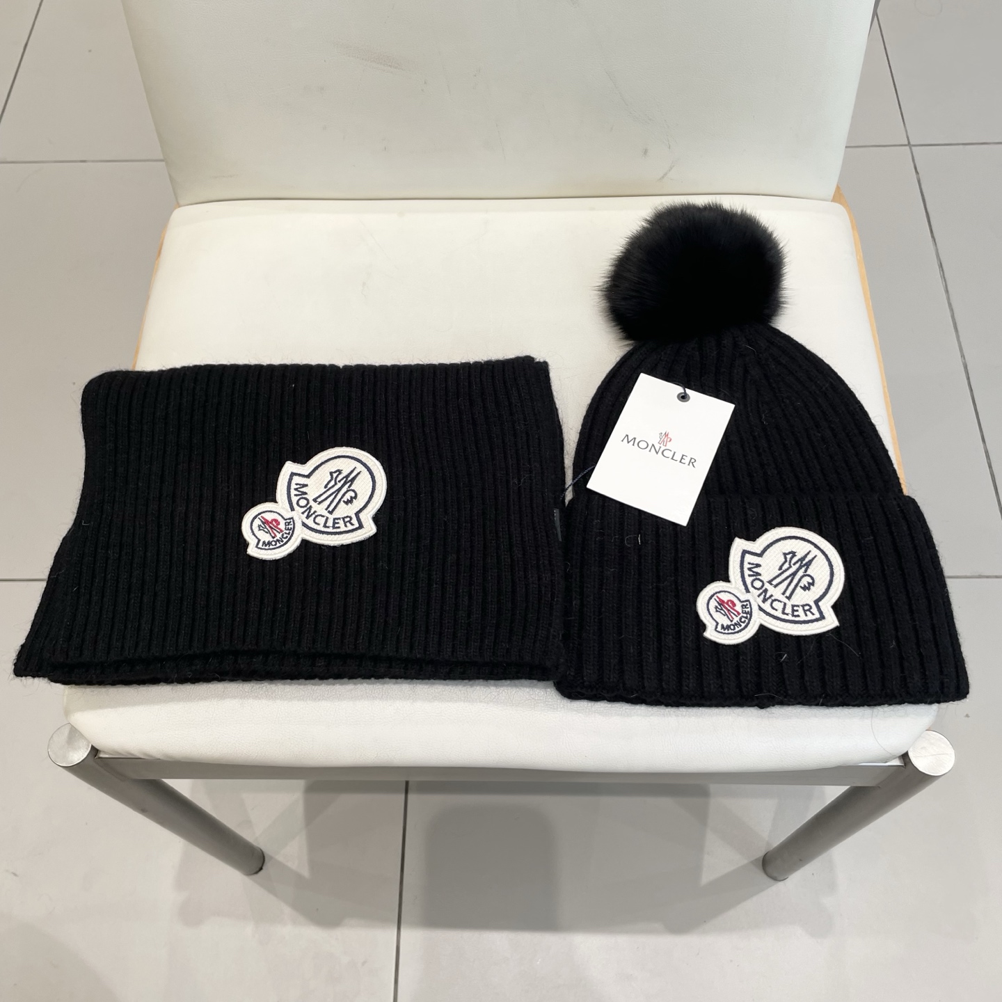 NO:343300,Covered. [Wool Set Hat] with Fox Fur Ball Classic Set Hat!  Hat scarf!  Material is 70 wool and 30 rabbit hair. It is warm and comfortable~ Age-reducing artifact for young ladies in winter~ You are just a short set of hats this winter~ It is warm and fashionable!  Universal style for men and women! Can be used as a couple style!  Complete anti-counterfeiting label hanging cards!  Many styles, welcome to choose! Sets, sets, Moncler, hats19860909蒙口.【羊毛套装帽子】配狐狸毛球经典套装帽子！帽子围巾！材质70羊毛30兔毛.暖暖哒超级舒服～冬日小姐姐减龄神器哦～这个冬天你就差这么一套套装帽子啦～又保暖又时尚！男女通用款!可以做情侣款！防伪标签吊卡齐全！多多款式,欢迎选择!套装,套装,Moncler,hats,accessory