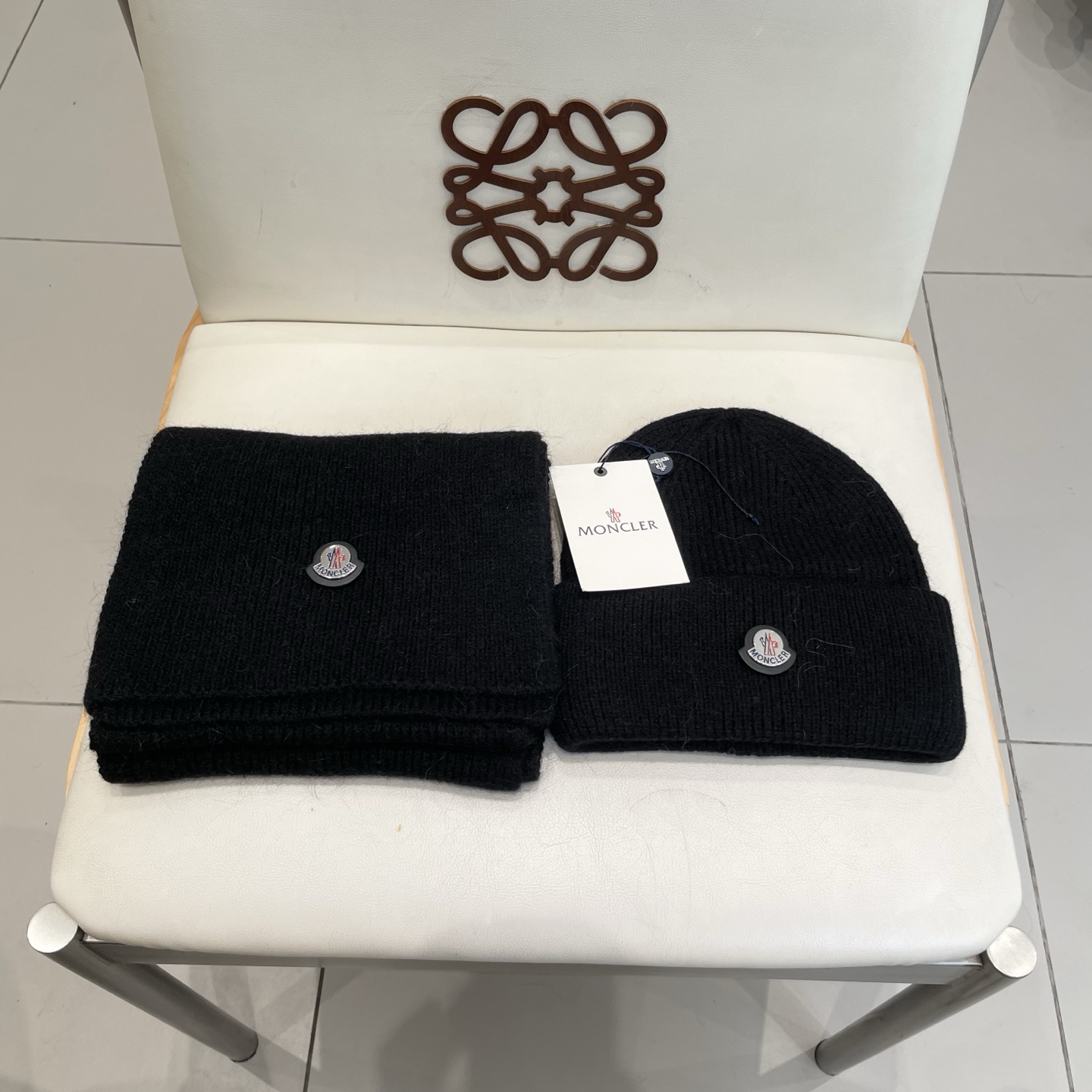 NO:343303,Rebate for a banana product!  !  【Wool Set Hat】Classic Set Hat!  Hat scarf!  It’s super comfortable~ A young lady in winter~ You’re just a short set of hats this winter~ It’s warm and fashionable!  Universal style for men and women! Can be used as a couple style!  Complete anti-counterfeiting label hanging cards!  Many styles, welcome to choose!! Sets, sets, Moncler, hats19860909蒙口爆款返单！！【羊毛套装帽子】经典套装帽子！帽子围巾！暖暖哒超级舒服～冬日小姐姐减龄神器哦～这个冬天你就差这么一套套装帽子啦～又保暖又时尚！男女通用款!可以做情侣款！防伪标签吊卡齐全！多多款式,欢迎选择!!套装,套装,Moncler,hats,accessory