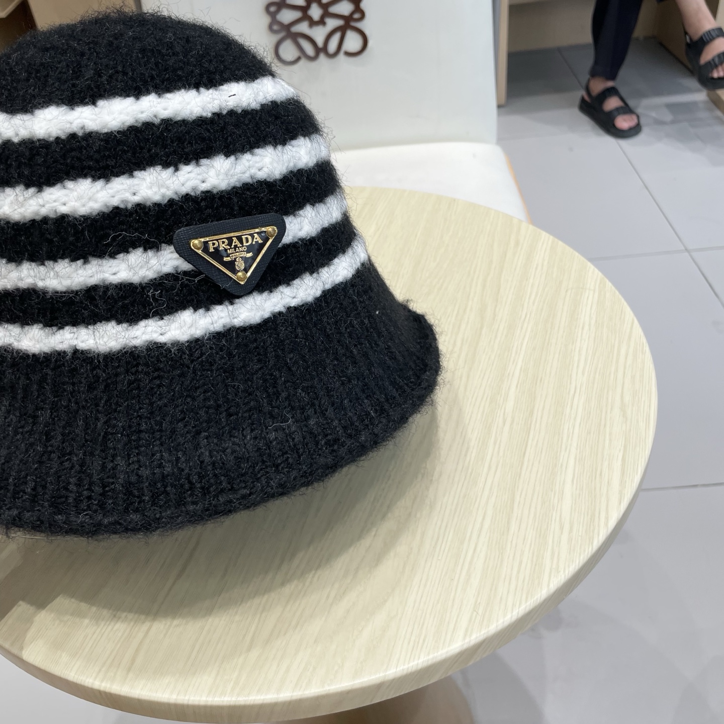 Prada普拉达2025新款条纹针织渔夫帽女秋冬季日系复古百搭显脸小毛线帽大头围水桶帽子