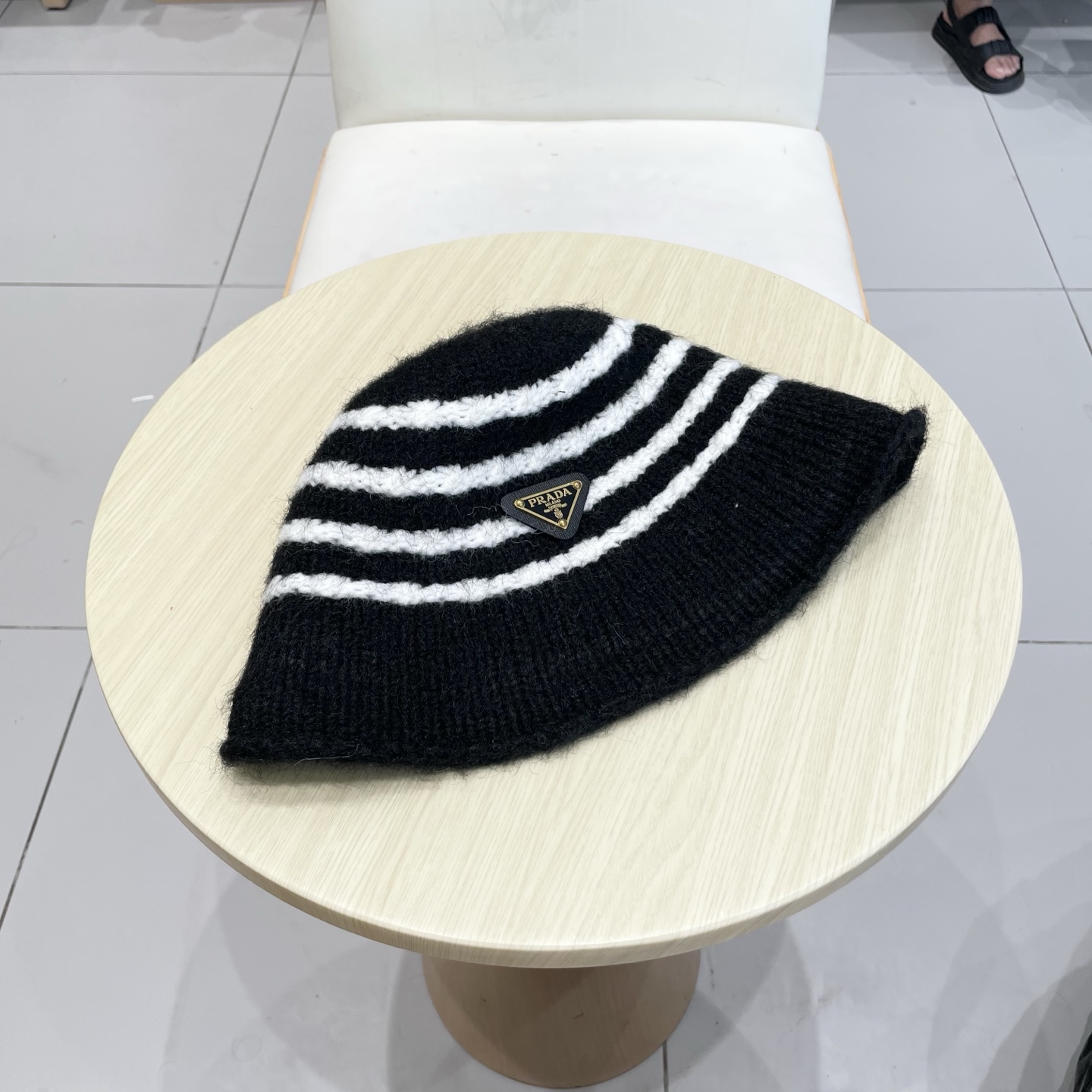 Prada普拉达2025新款条纹针织渔夫帽女秋冬季日系复古百搭显脸小毛线帽大头围水桶帽子