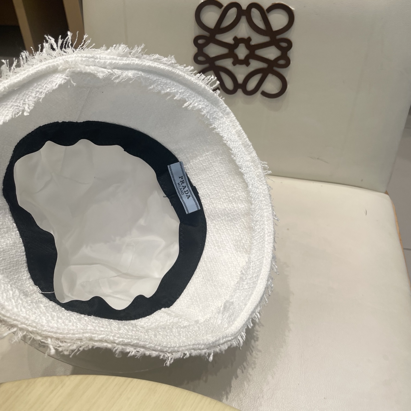 Prada普拉达粗纺小香盆帽秋冬女士帽子黑色流苏粗纺花呢毛边渔夫帽