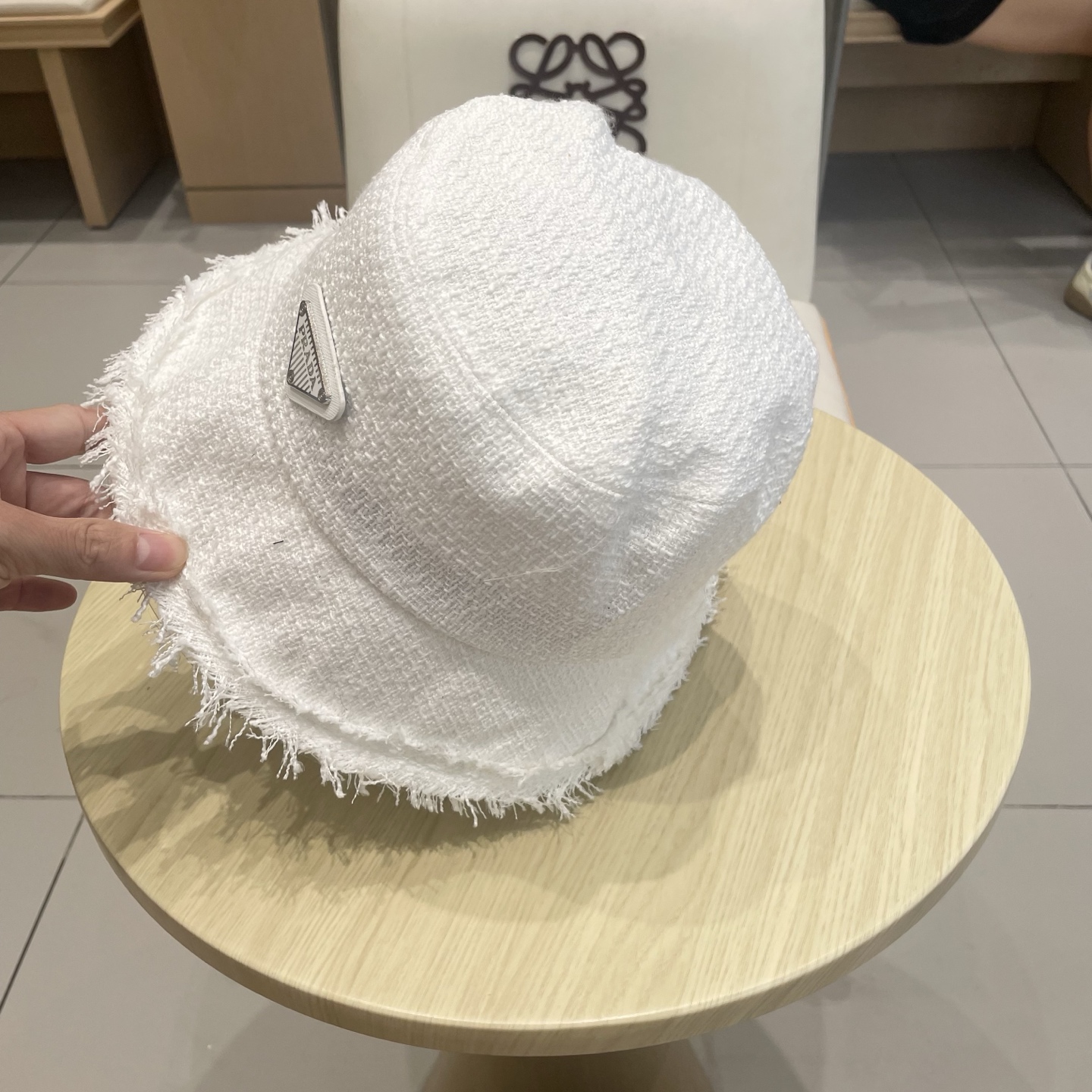 Prada普拉达粗纺小香盆帽秋冬女士帽子黑色流苏粗纺花呢毛边渔夫帽