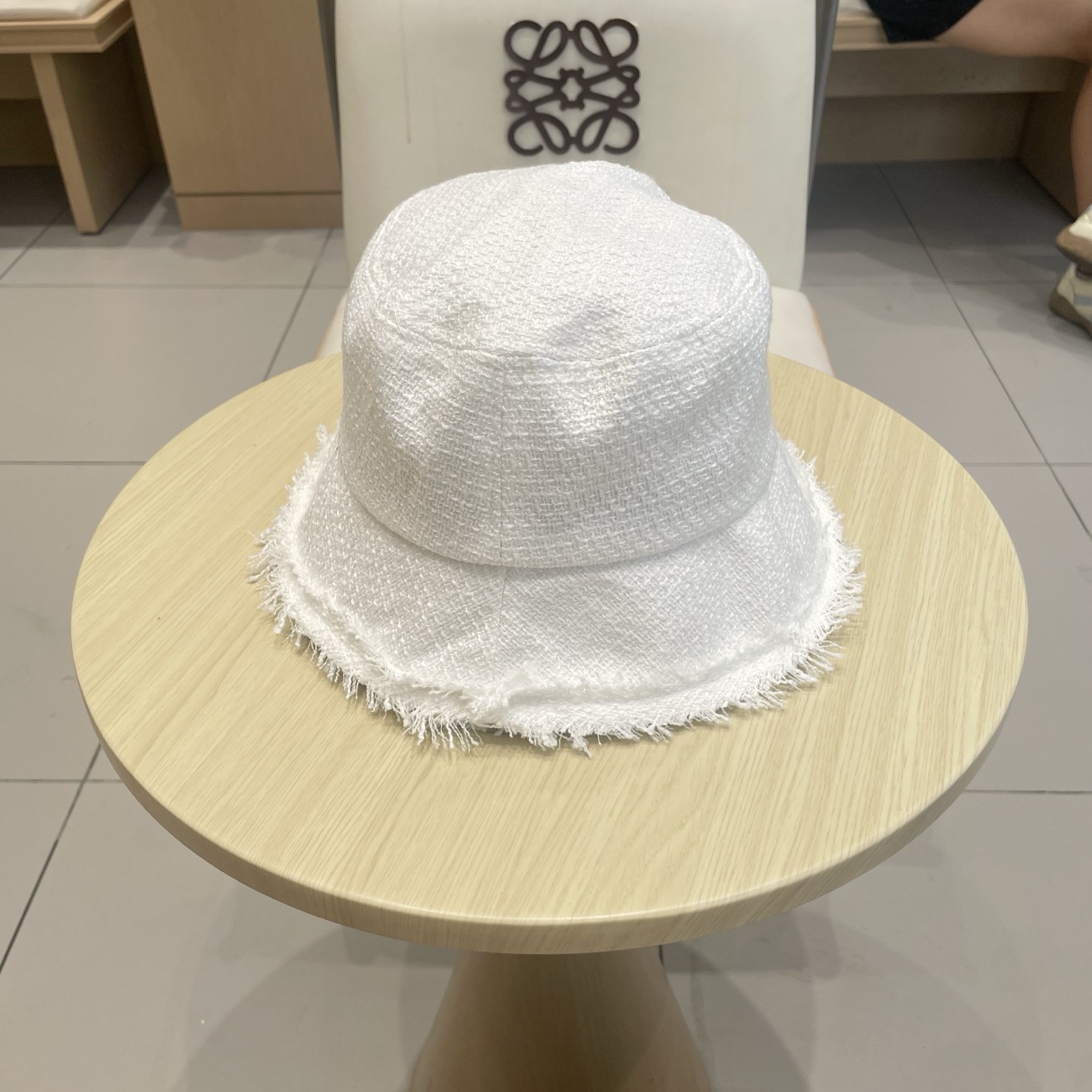 Prada普拉达粗纺小香盆帽秋冬女士帽子黑色流苏粗纺花呢毛边渔夫帽