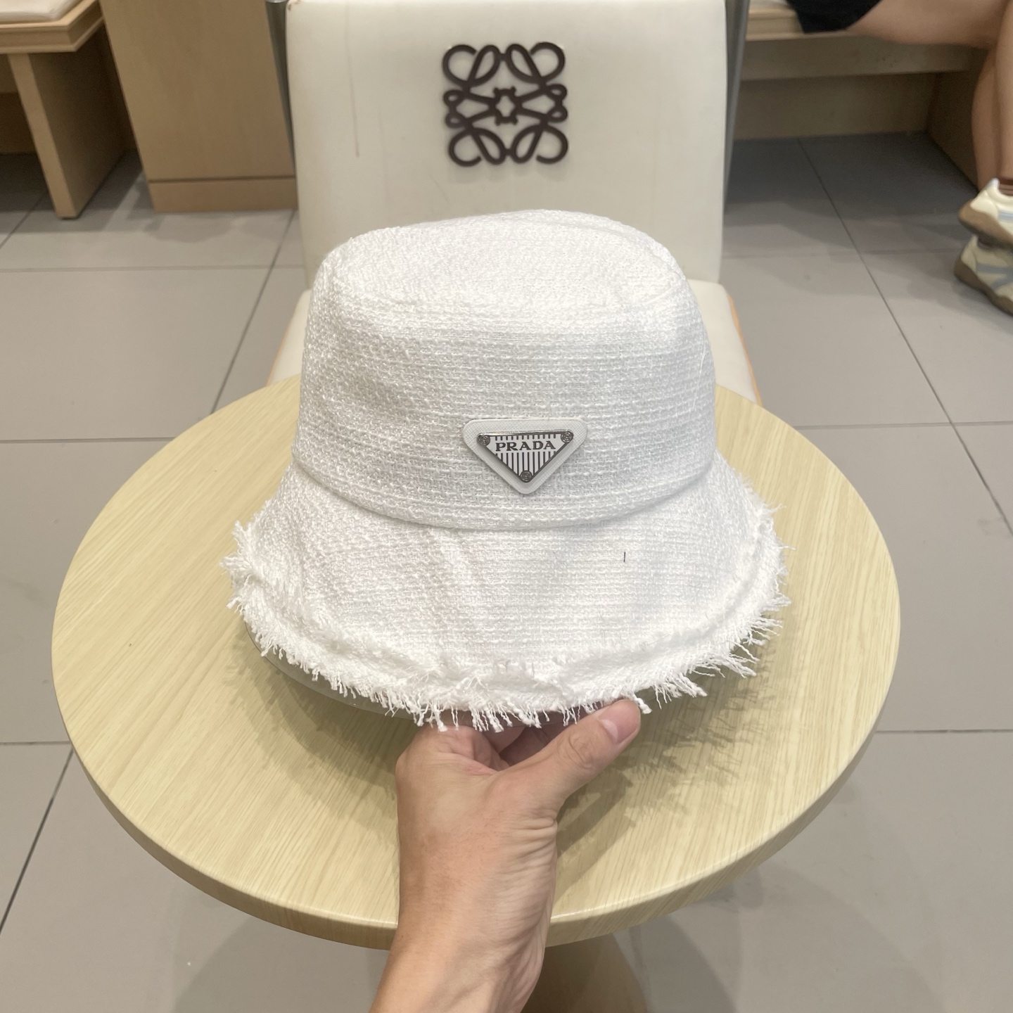 Prada普拉达粗纺小香盆帽秋冬女士帽子黑色流苏粗纺花呢毛边渔夫帽