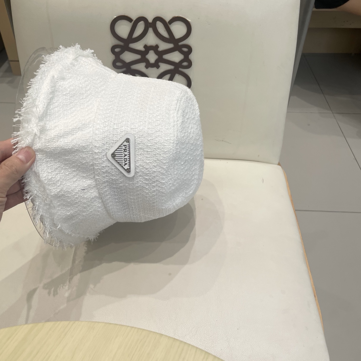 Prada普拉达粗纺小香盆帽秋冬女士帽子黑色流苏粗纺花呢毛边渔夫帽