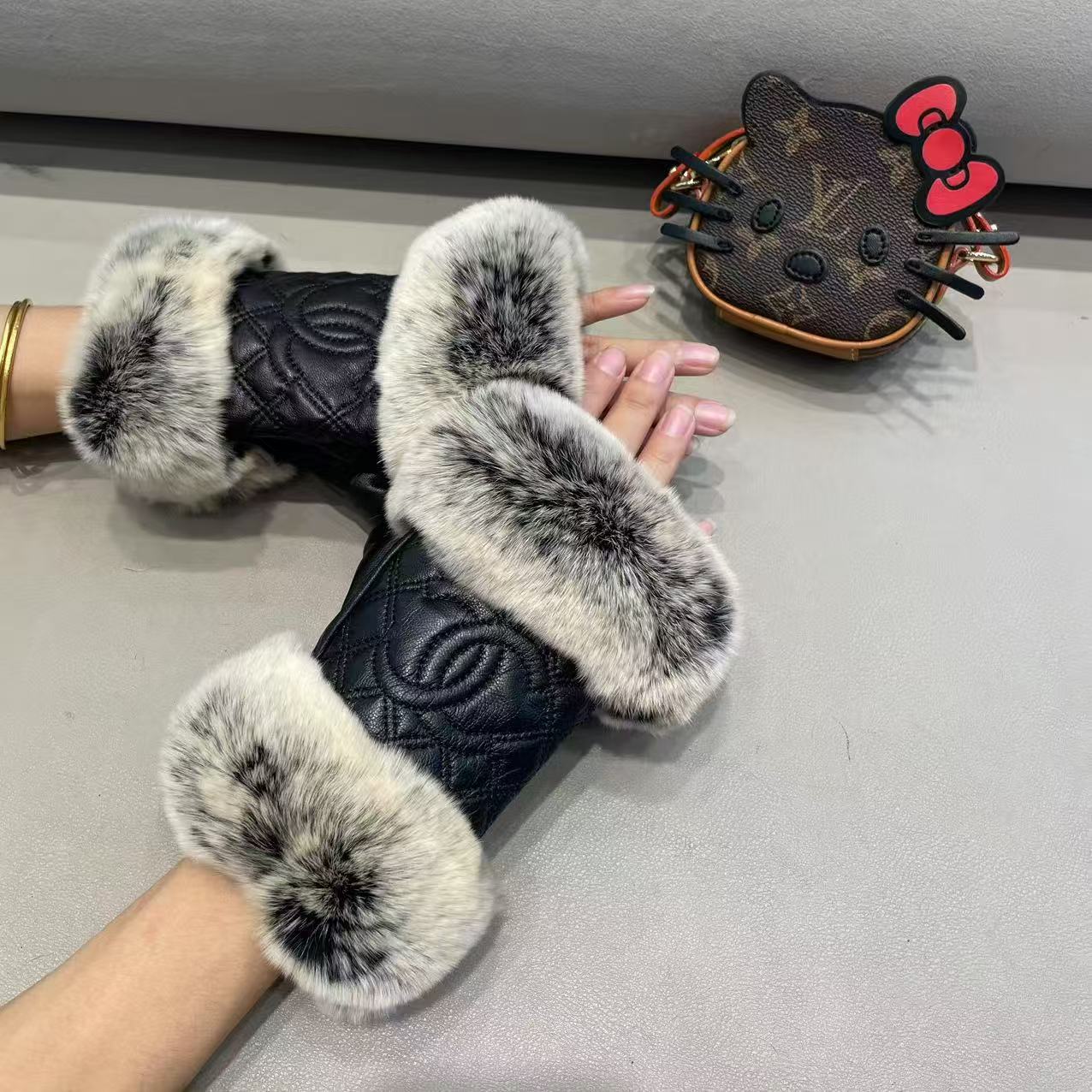香奈儿新款秋冬短款懒兔毛羊皮刺绣手套👍值得对比。。同款不同品质，秒杀市场差产品，进口一级羊皮➕懒兔毛内里