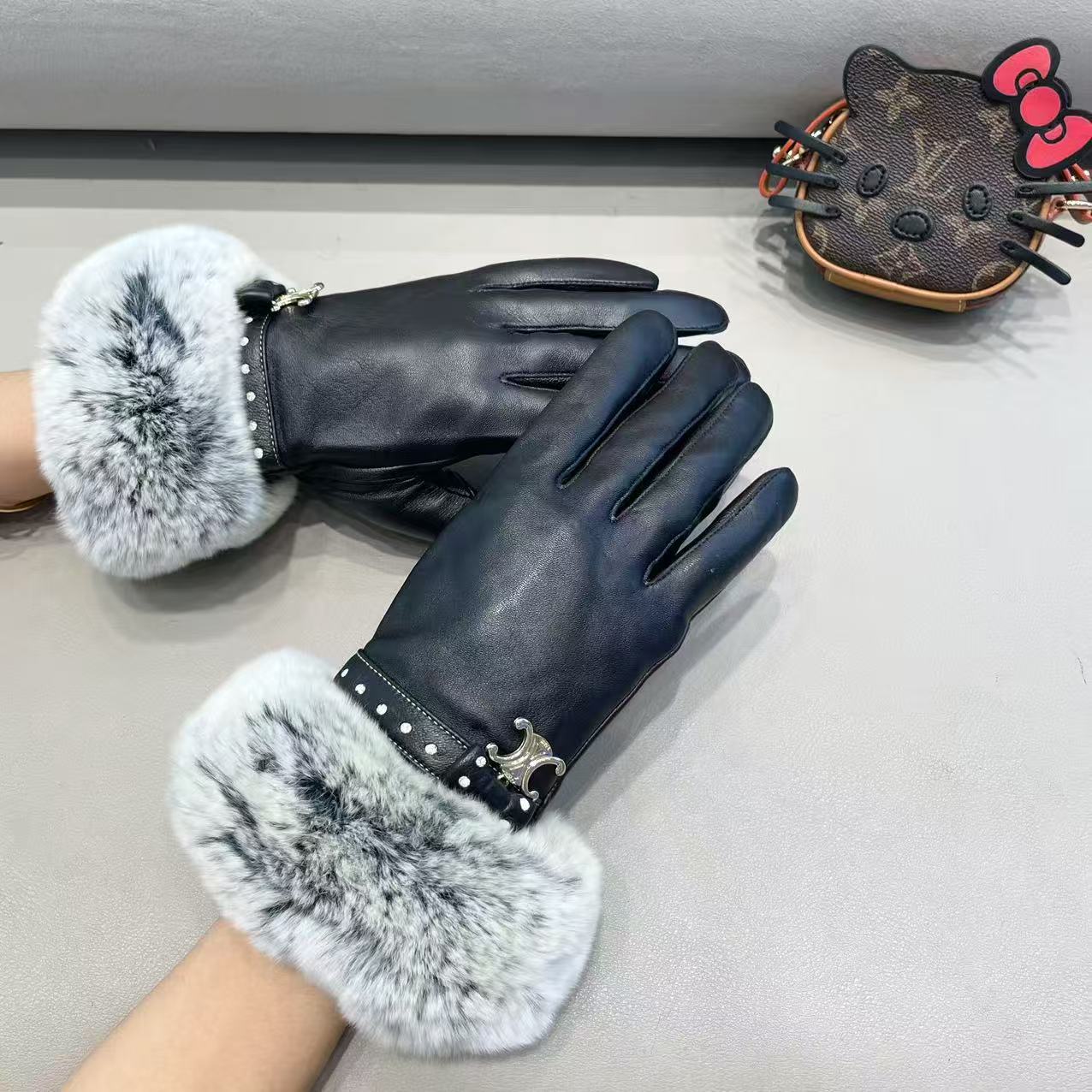 塞琳女款懒兔毛新品羊皮手套，时尚手套，秋冬保暖加绒内里，经典简洁💕上手超舒适柔软、百搭！码数：L XL