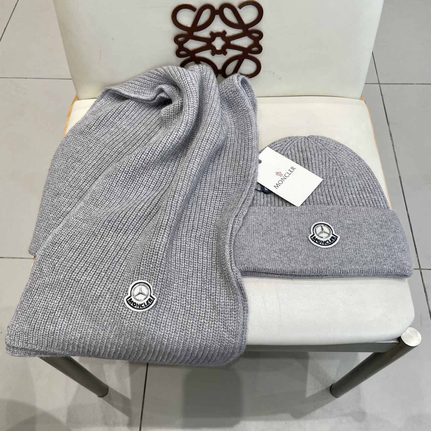 蒙口。【羊毛套装帽子】经典套装帽子！帽子➕围巾！材质：70%羊毛➕30%兔毛。暖暖哒超级舒服～冬日小姐姐