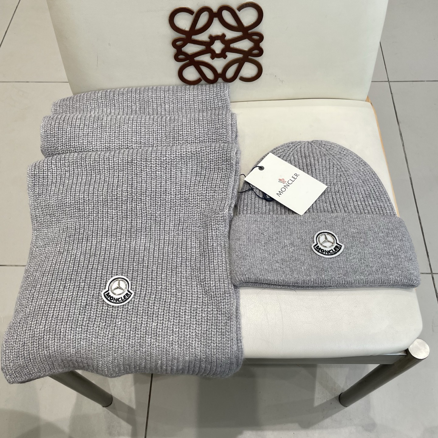 蒙口。【羊毛套装帽子】经典套装帽子！帽子➕围巾！材质：70%羊毛➕30%兔毛。暖暖哒超级舒服～冬日小姐姐