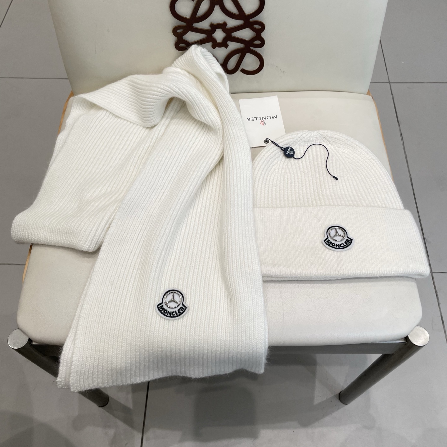 蒙口。【羊毛套装帽子】经典套装帽子！帽子➕围巾！材质：70%羊毛➕30%兔毛。暖暖哒超级舒服～冬日小姐姐