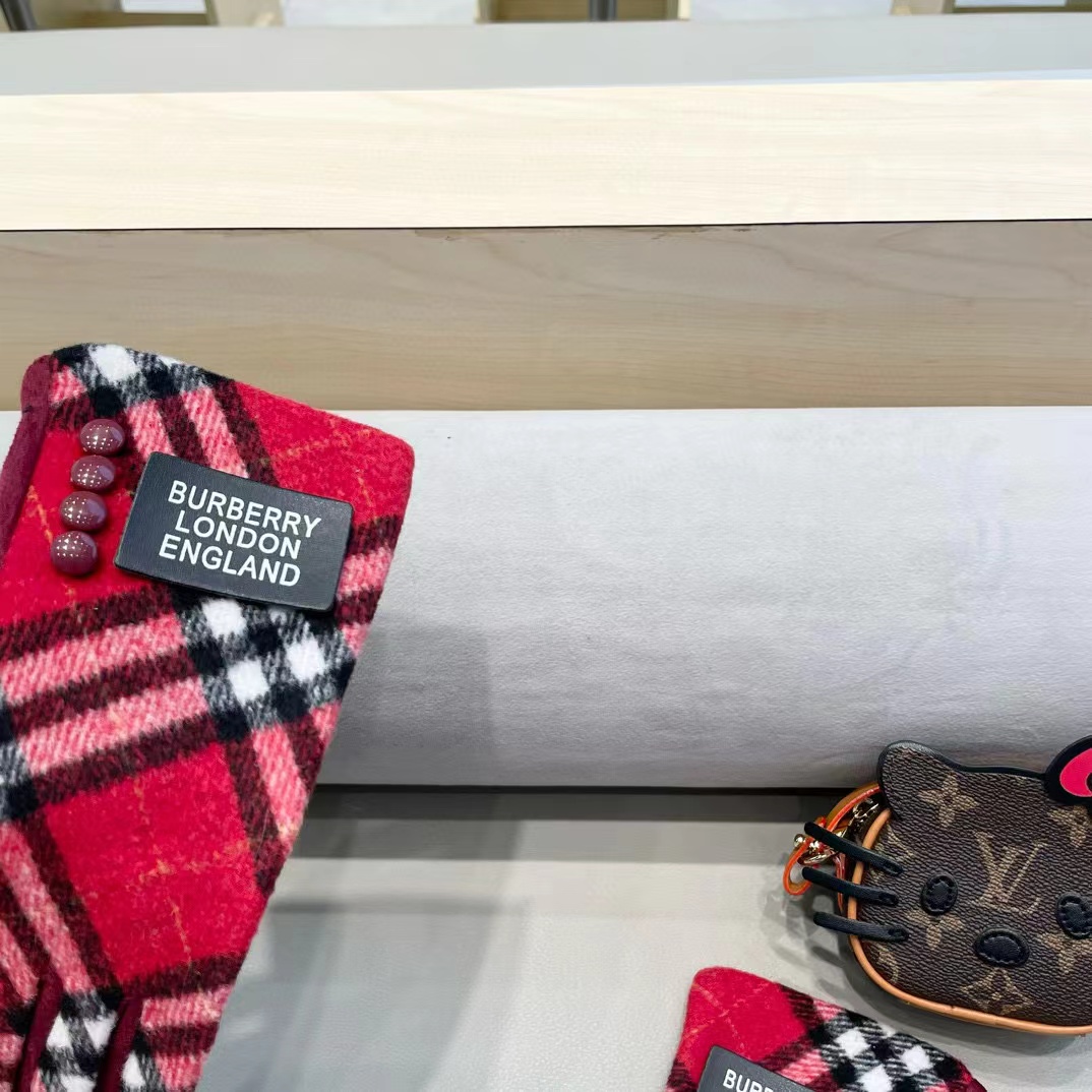 巴宝莉BURBERRY 专柜新品羊毛手套，时尚手套，秋冬保暖加绒内里，经典格子，上手超舒适柔软、百搭！均