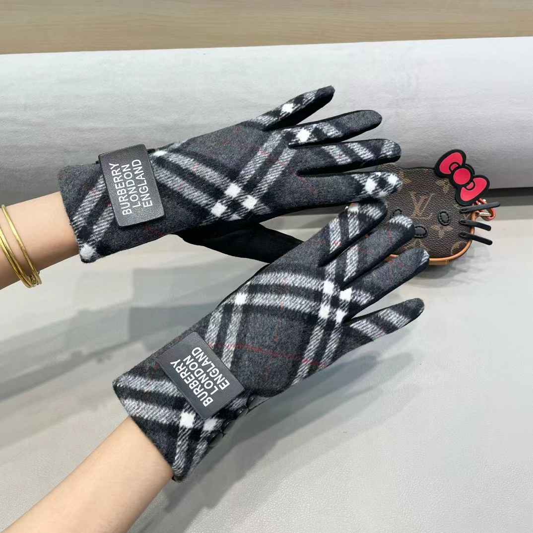 巴宝莉BURBERRY 专柜新品羊毛手套，时尚手套，秋冬保暖加绒内里，经典格子，上手超舒适柔软、百搭！均