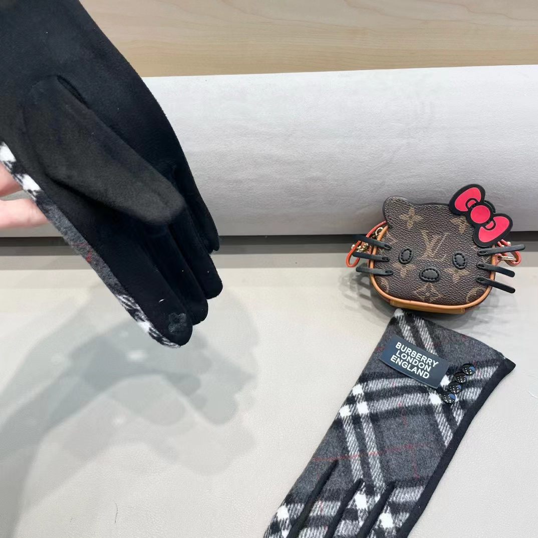 巴宝莉BURBERRY 专柜新品羊毛手套，时尚手套，秋冬保暖加绒内里，经典格子，上手超舒适柔软、百搭！均