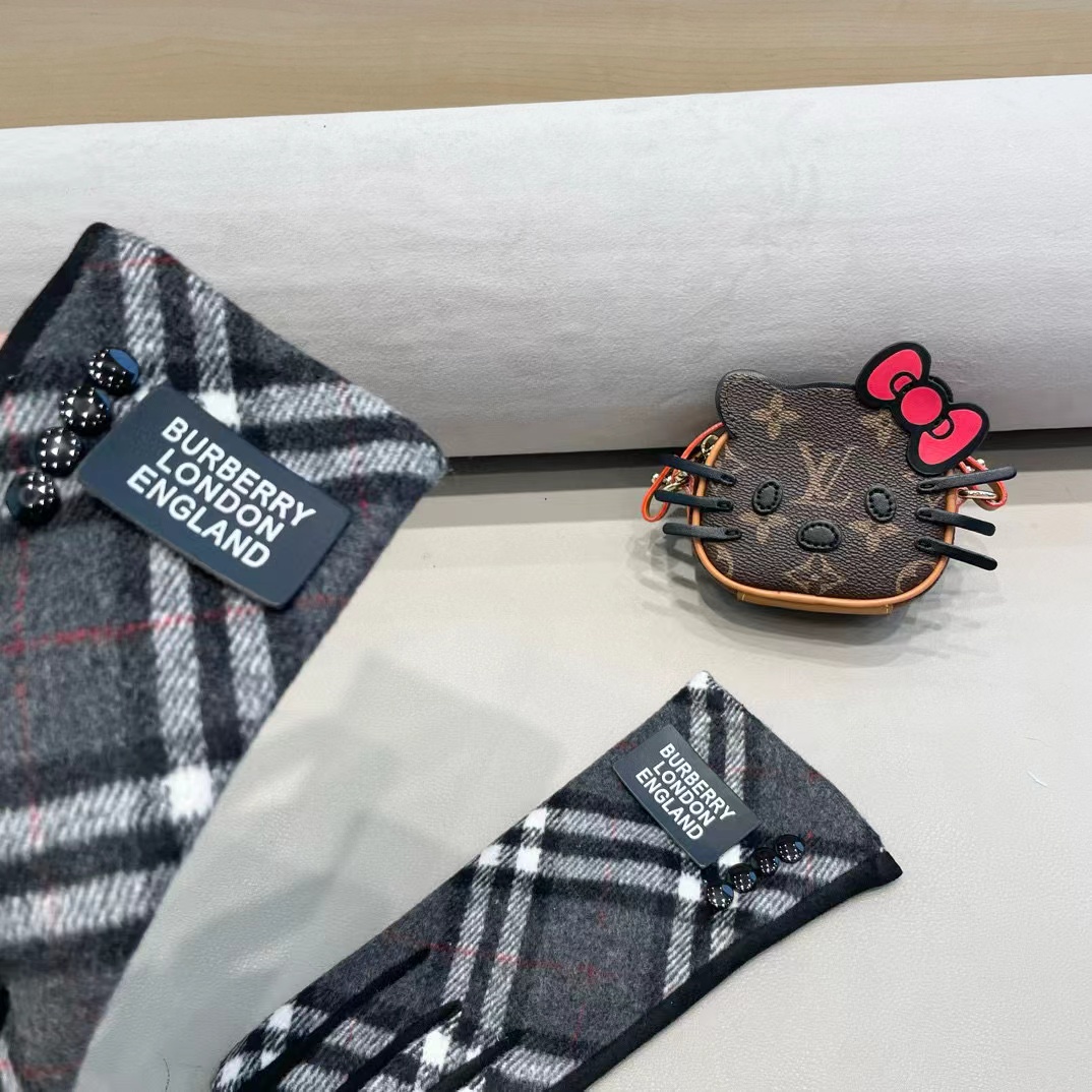 巴宝莉BURBERRY 专柜新品羊毛手套，时尚手套，秋冬保暖加绒内里，经典格子，上手超舒适柔软、百搭！均
