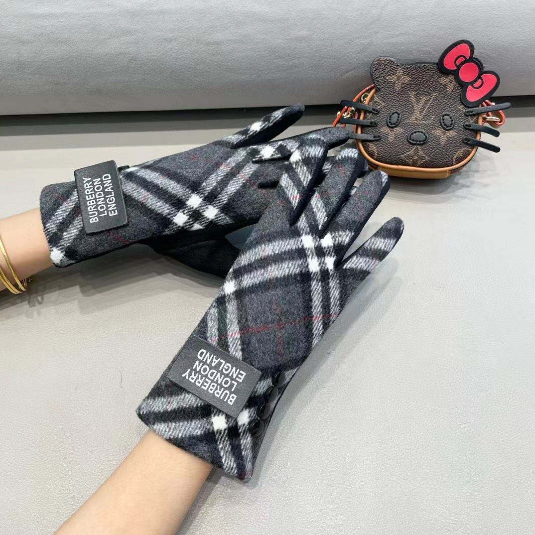 巴宝莉BURBERRY 专柜新品羊毛手套，时尚手套，秋冬保暖加绒内里，经典格子，上手超舒适柔软、百搭！均