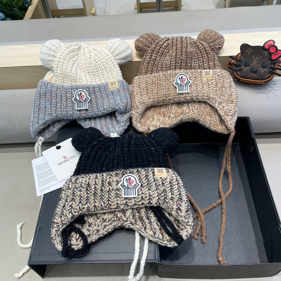 ？MONCLER蒙口🎩2024拼色加绒针织护耳帽女洋气冬季防寒保暖加厚雷锋帽毛线套头帽