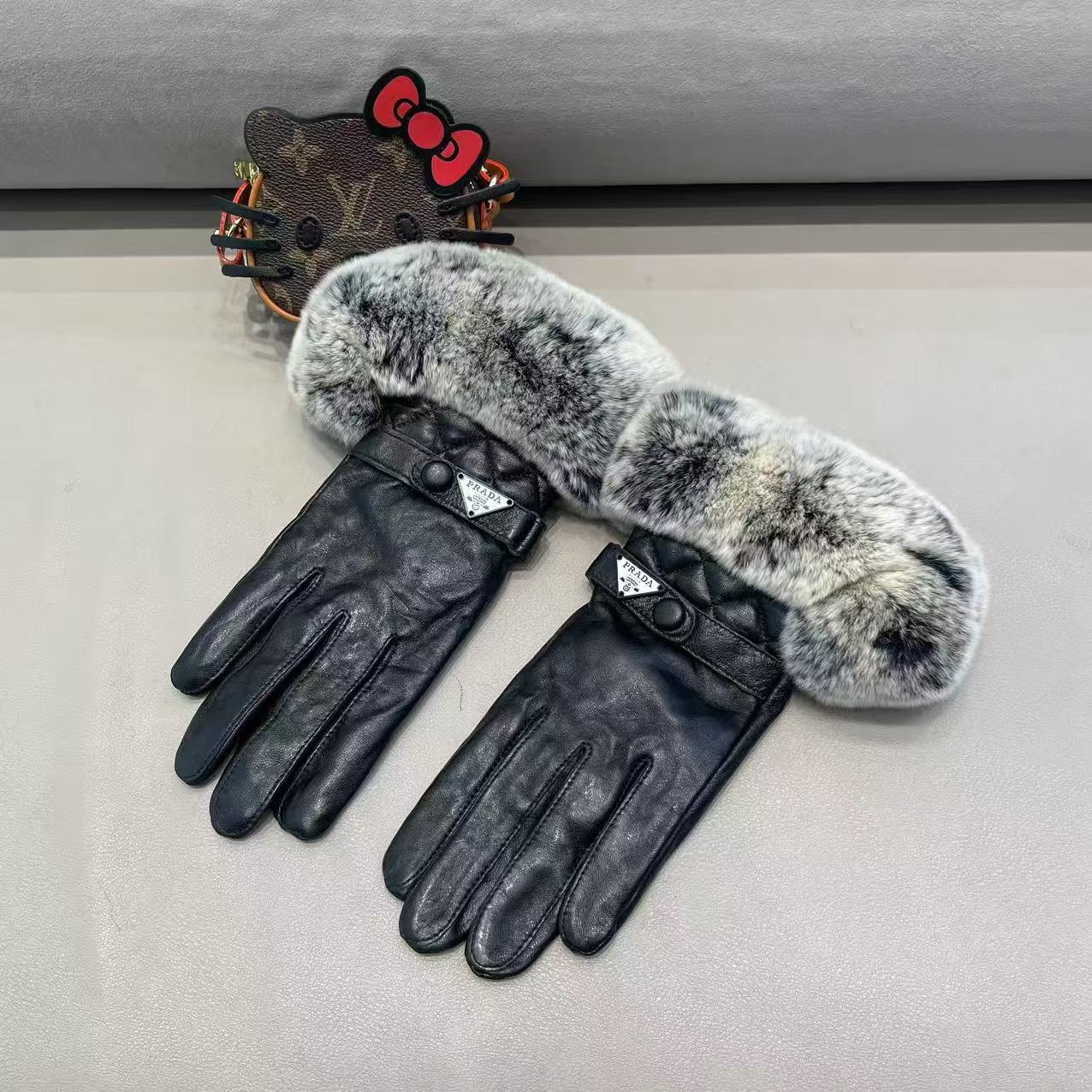 PRADA 普拉达秋冬短款懒兔毛手套👍倒三角logo值得对比。。同款不同品质，秒杀市场差产品，进口一级羊