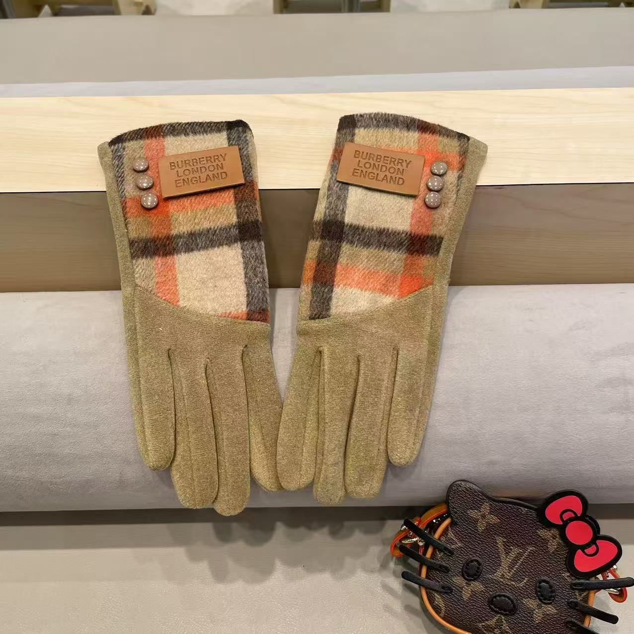 巴宝莉BURBERRY 专柜新品羊毛手套，时尚手套，秋冬保暖加绒内里，经典格子，上手超舒适柔软、百搭！均