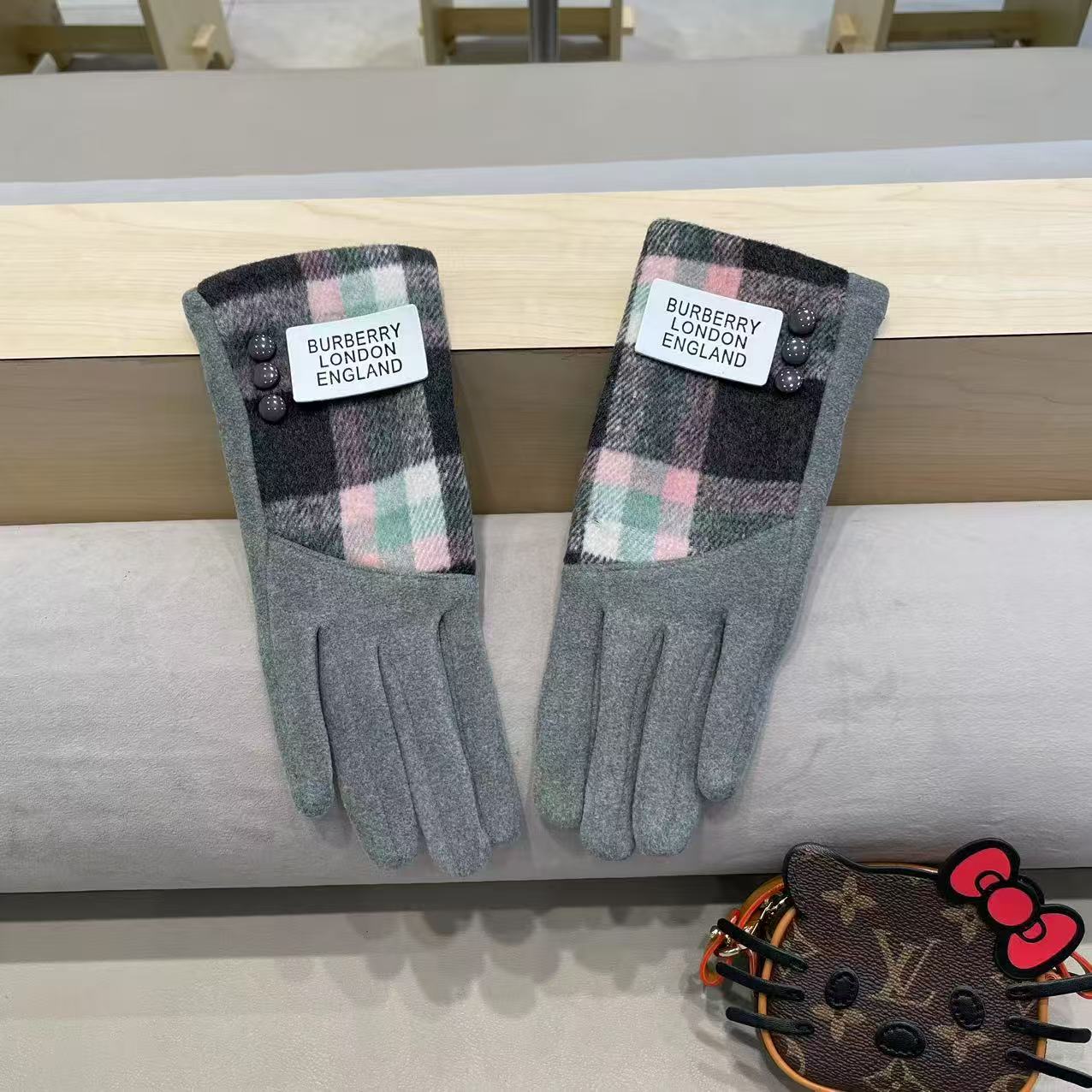 巴宝莉BURBERRY 专柜新品羊毛手套，时尚手套，秋冬保暖加绒内里，经典格子，上手超舒适柔软、百搭！均