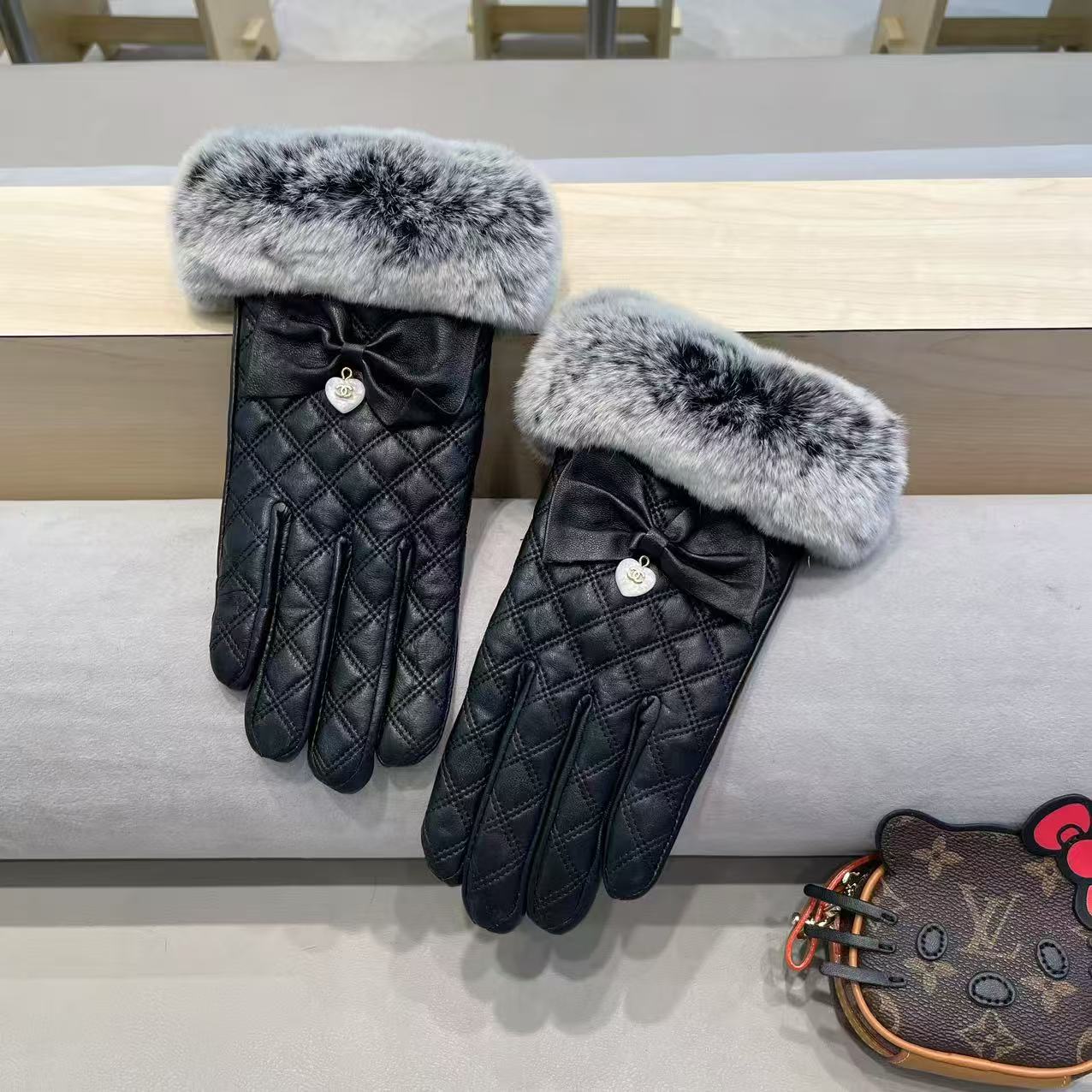 Chanel 香奈儿2024秋冬双C懒兔毛羊皮手套👍手机触屏，值得对比。。同款不同品质，秒杀市场差产品，