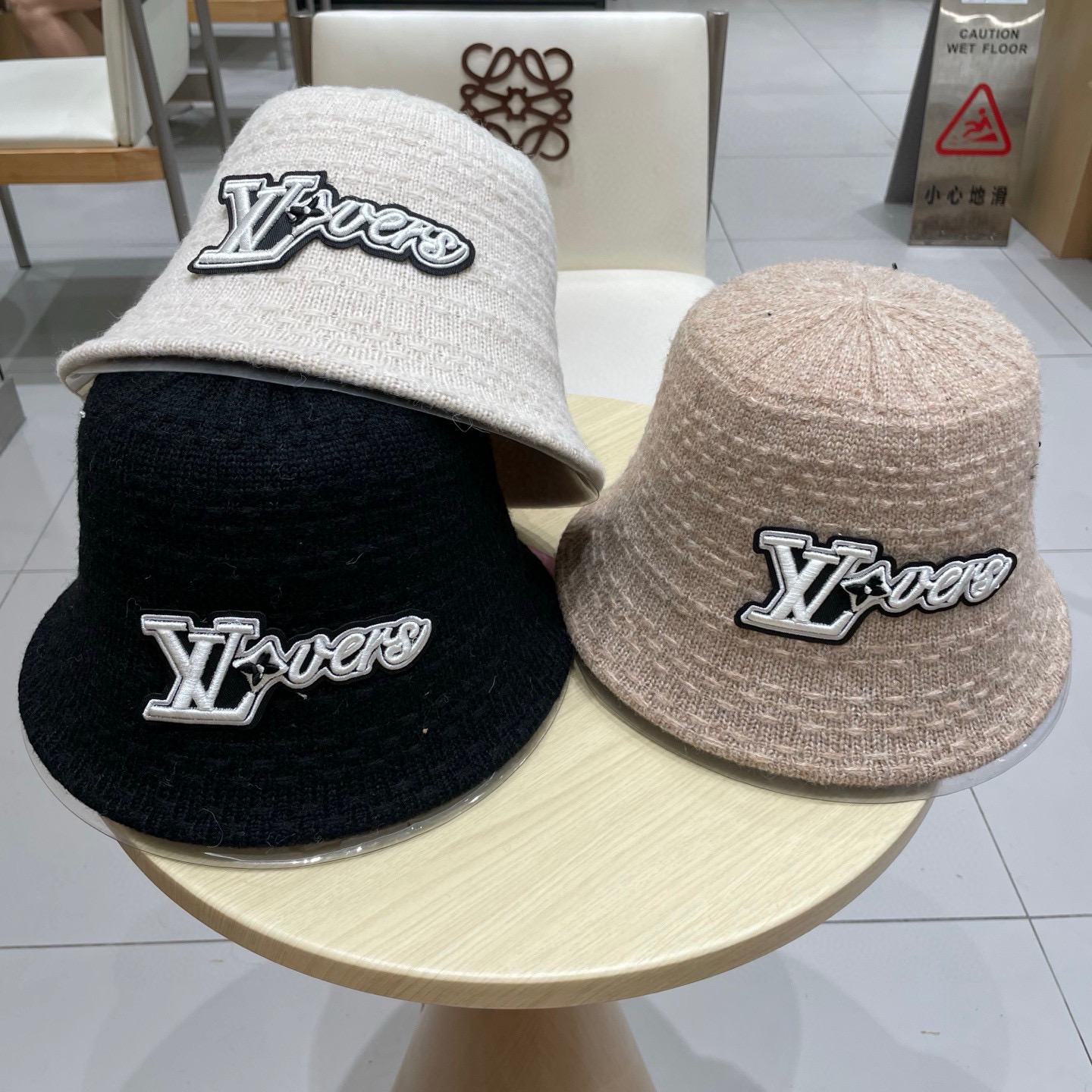 路易威登棒球帽 LouisVuitton😍针织渔夫帽子女秋冬保暖护耳百搭大头围显脸小水桶盆帽