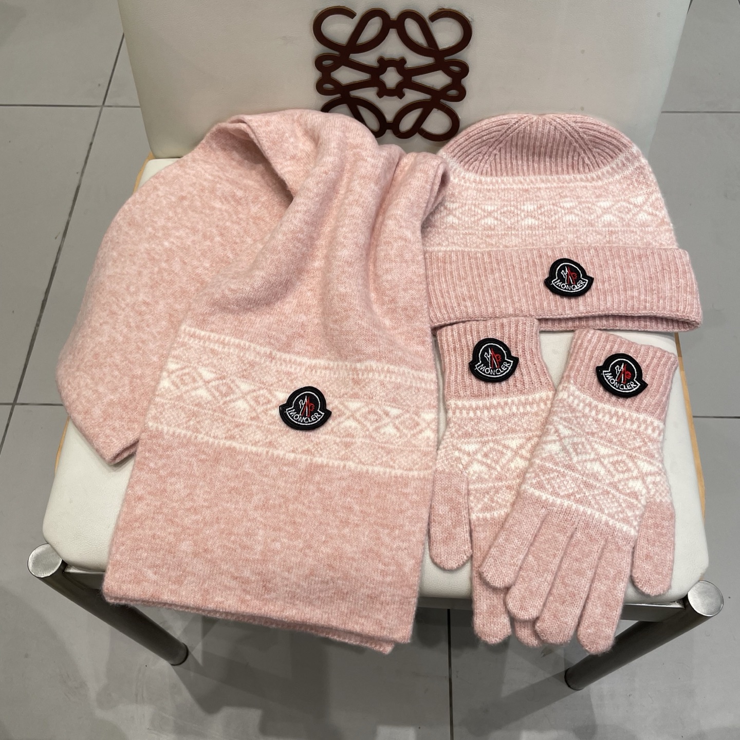 蒙口moncler【羊毛套装帽子-帽子➕围巾+手套🧤】经典套装帽子！暖暖哒超级舒服～冬日小姐姐减龄神器哦
