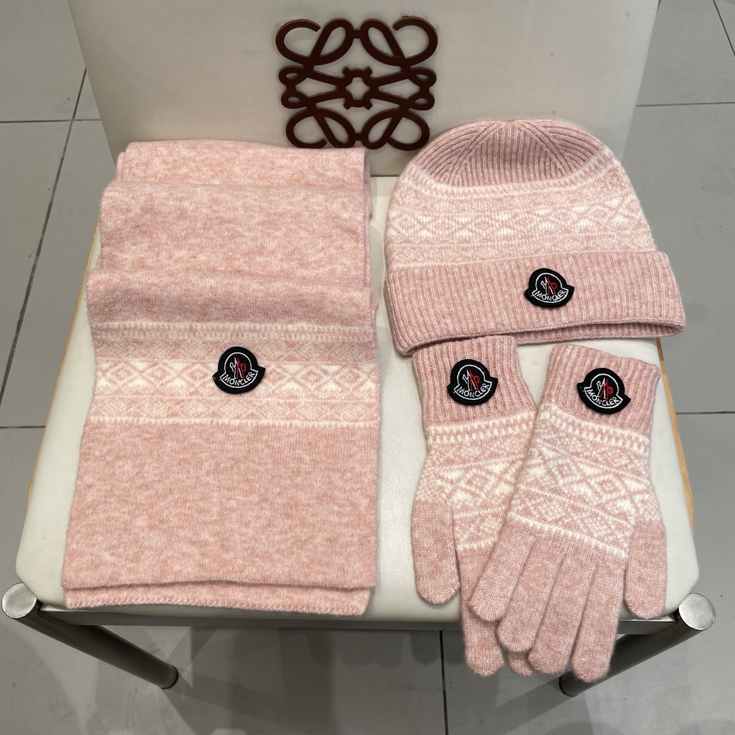 蒙口moncler【羊毛套装帽子-帽子➕围巾+手套🧤】经典套装帽子！暖暖哒超级舒服～冬日小姐姐减龄神器哦