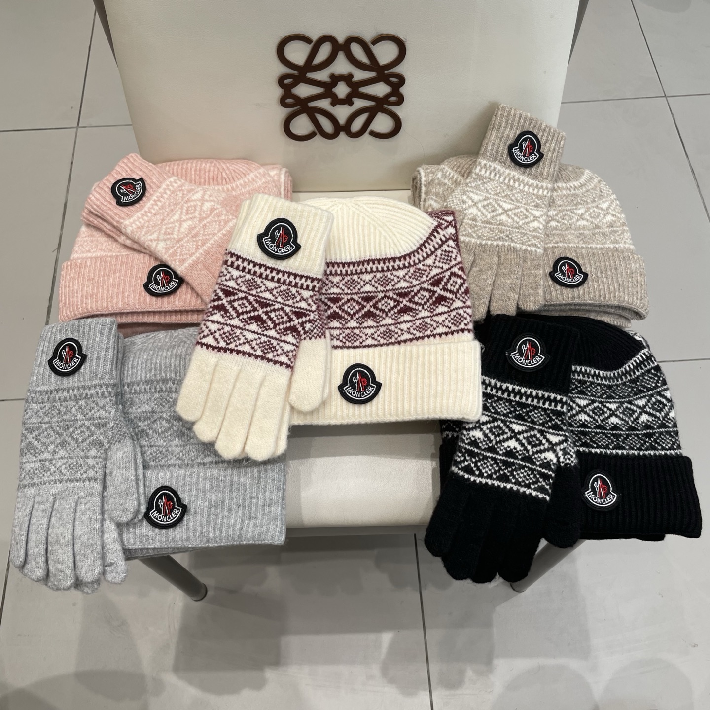 蒙口moncler【羊毛套装帽子-帽子➕围巾+手套🧤】经典套装帽子！暖暖哒超级舒服～冬日小姐姐减龄神器哦