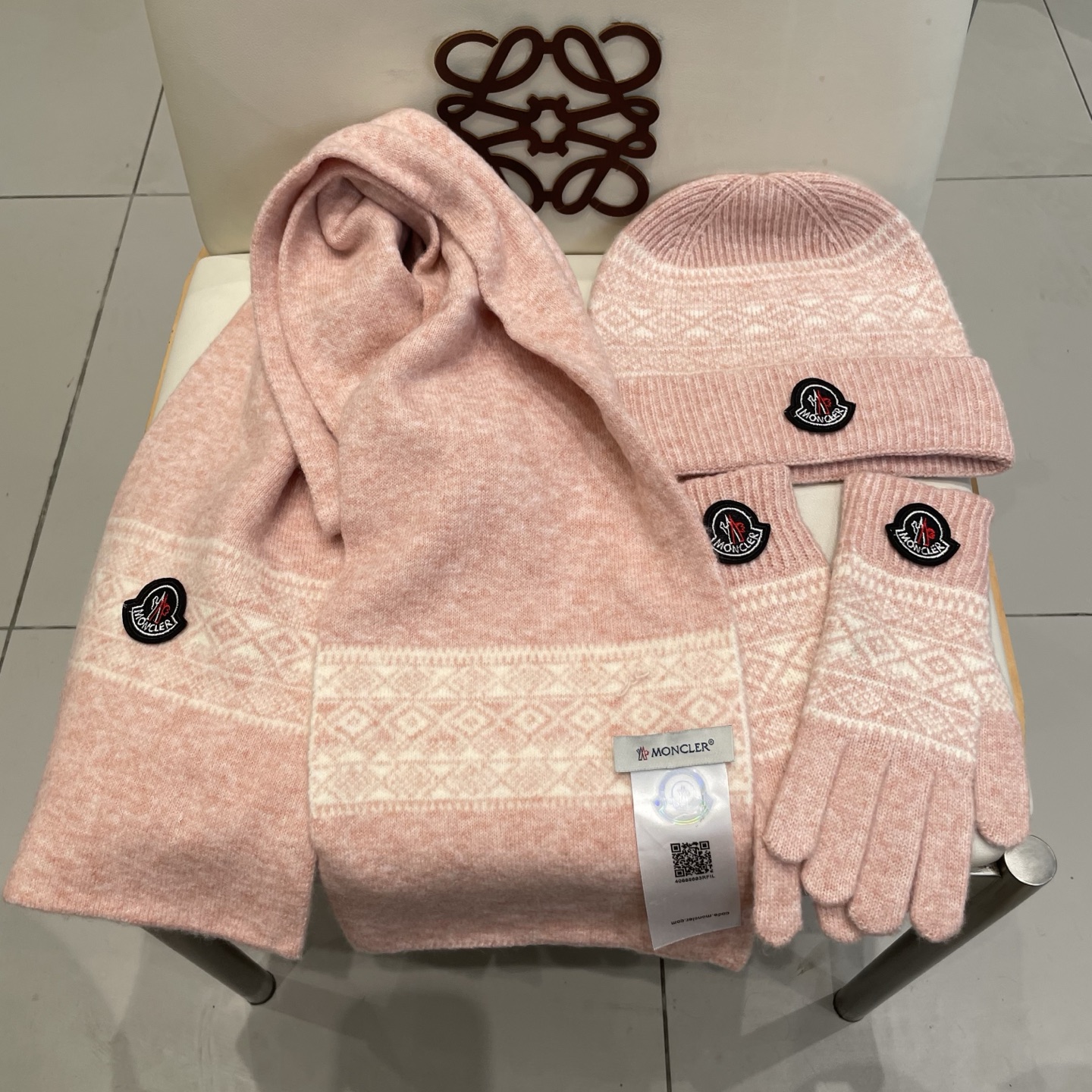 蒙口moncler【羊毛套装帽子-帽子➕围巾+手套🧤】经典套装帽子！暖暖哒超级舒服～冬日小姐姐减龄神器哦