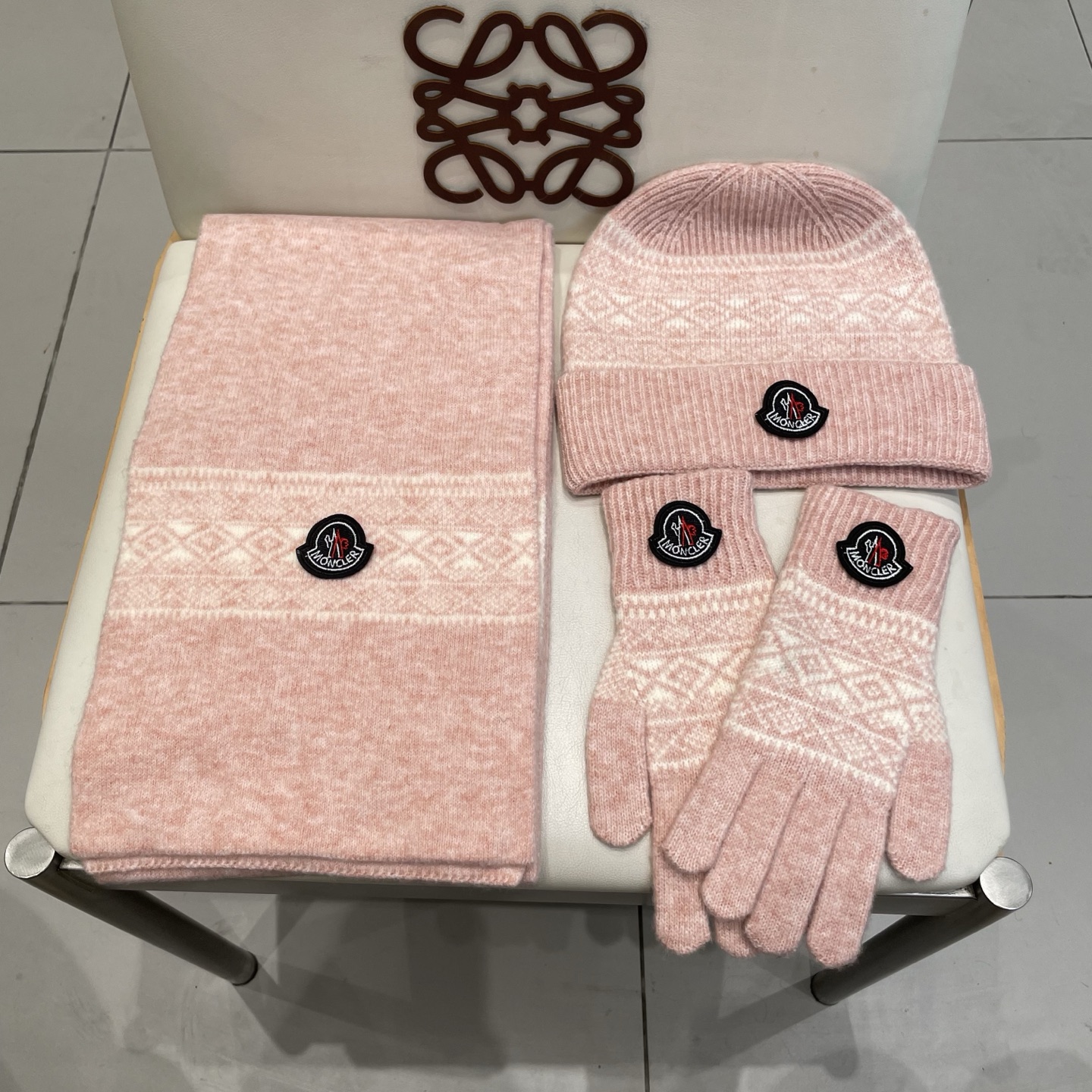 蒙口moncler【羊毛套装帽子-帽子➕围巾+手套🧤】经典套装帽子！暖暖哒超级舒服～冬日小姐姐减龄神器哦