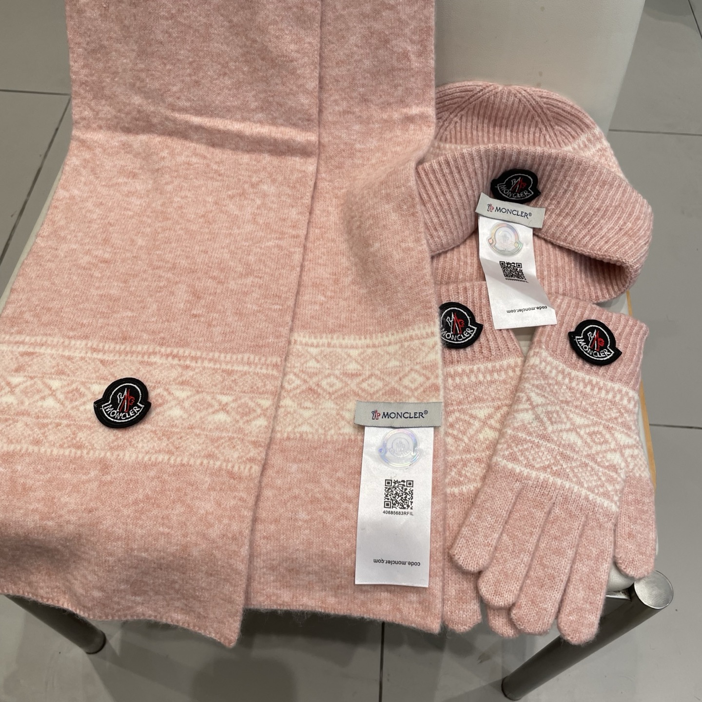 蒙口moncler【羊毛套装帽子-帽子➕围巾+手套🧤】经典套装帽子！暖暖哒超级舒服～冬日小姐姐减龄神器哦