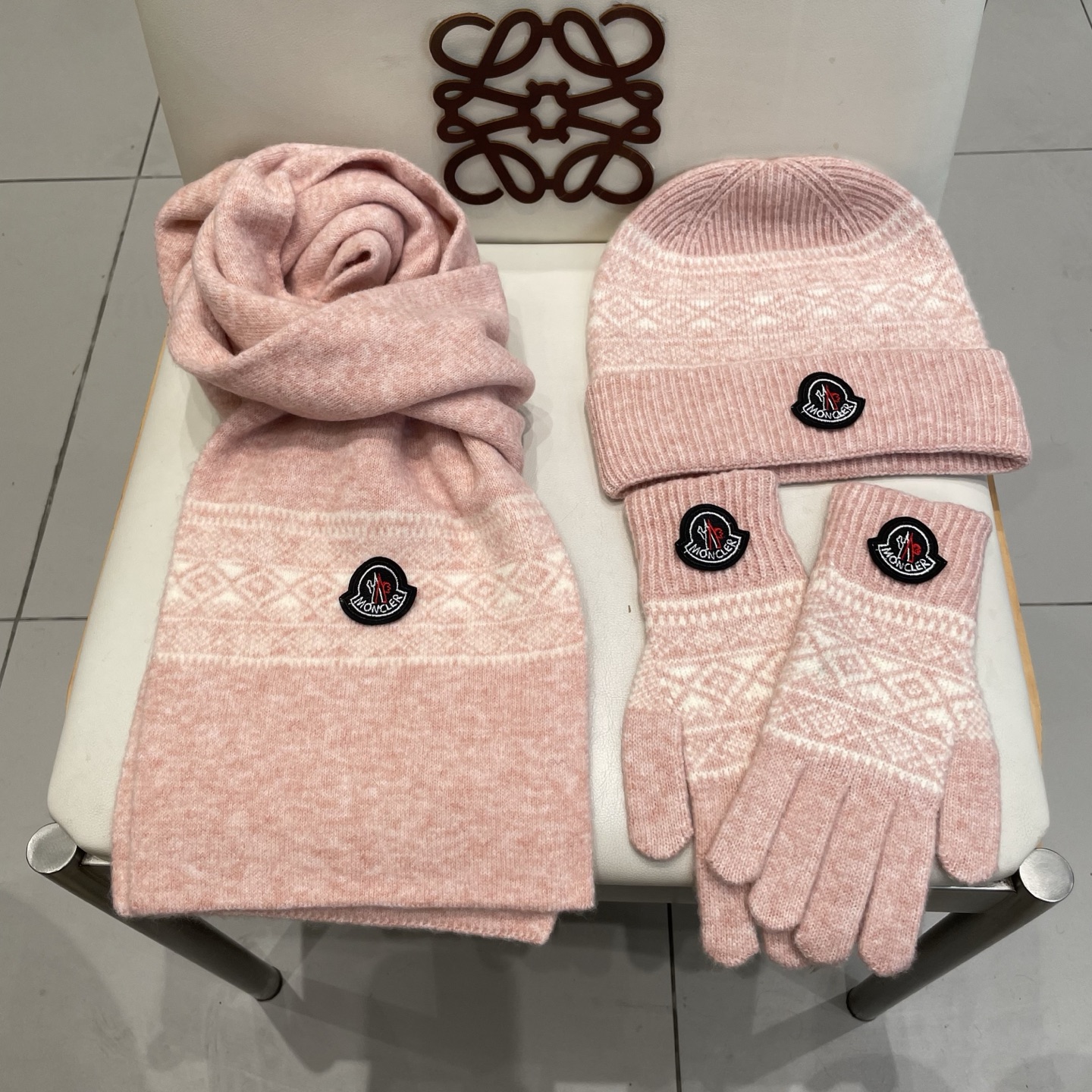 蒙口moncler【羊毛套装帽子-帽子➕围巾+手套🧤】经典套装帽子！暖暖哒超级舒服～冬日小姐姐减龄神器哦