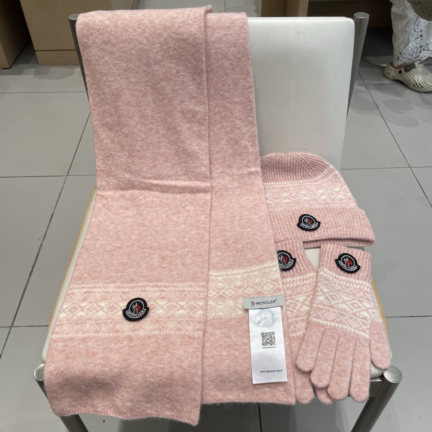 蒙口moncler【羊毛套装帽子-帽子➕围巾+手套🧤】经典套装帽子！暖暖哒超级舒服～冬日小姐姐减龄神器哦