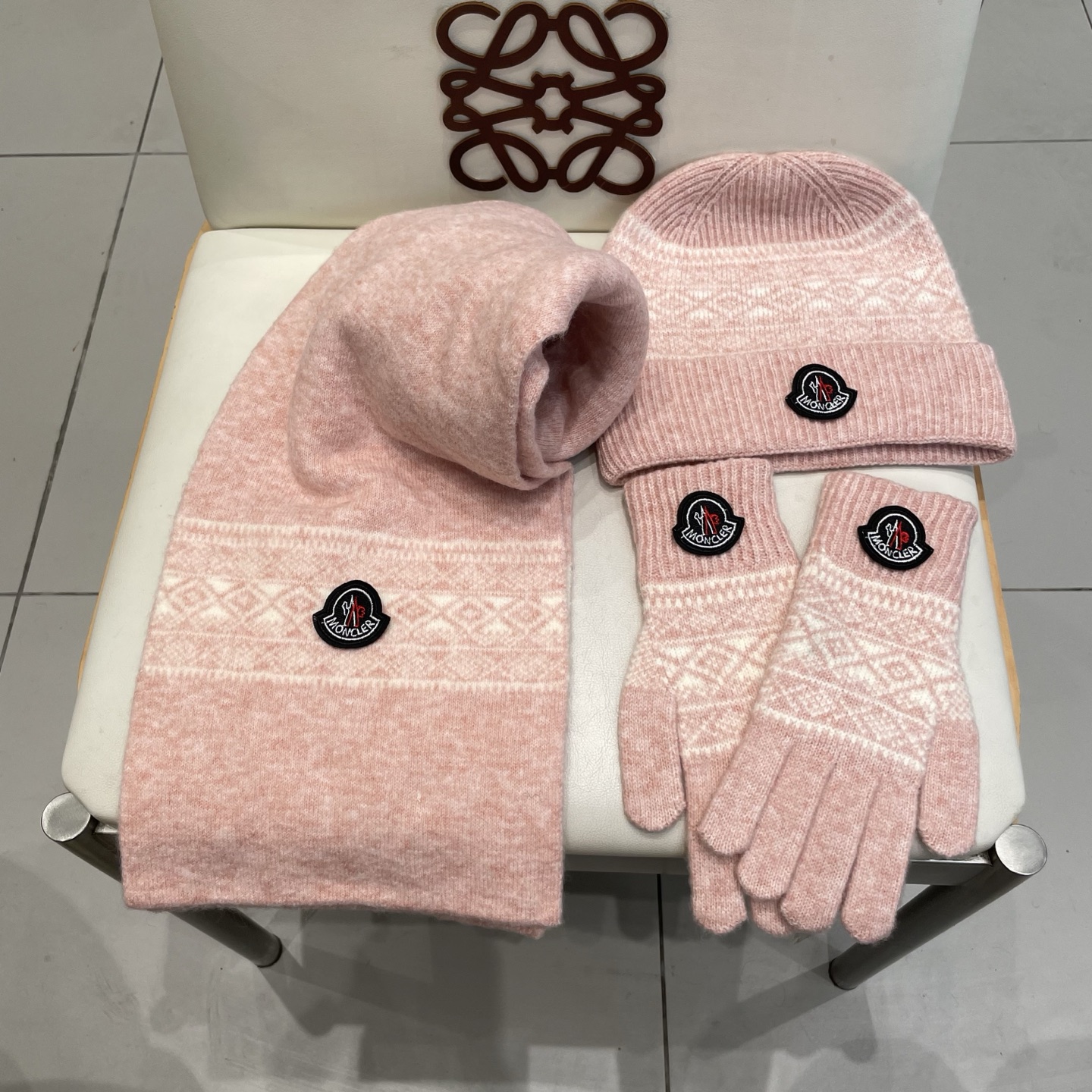 蒙口moncler【羊毛套装帽子-帽子➕围巾+手套🧤】经典套装帽子！暖暖哒超级舒服～冬日小姐姐减龄神器哦