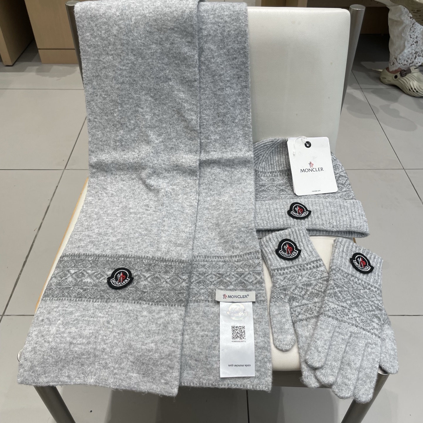 蒙口moncler【羊毛套装帽子-帽子➕围巾+手套🧤】经典套装帽子！暖暖哒超级舒服～冬日小姐姐减龄神器哦