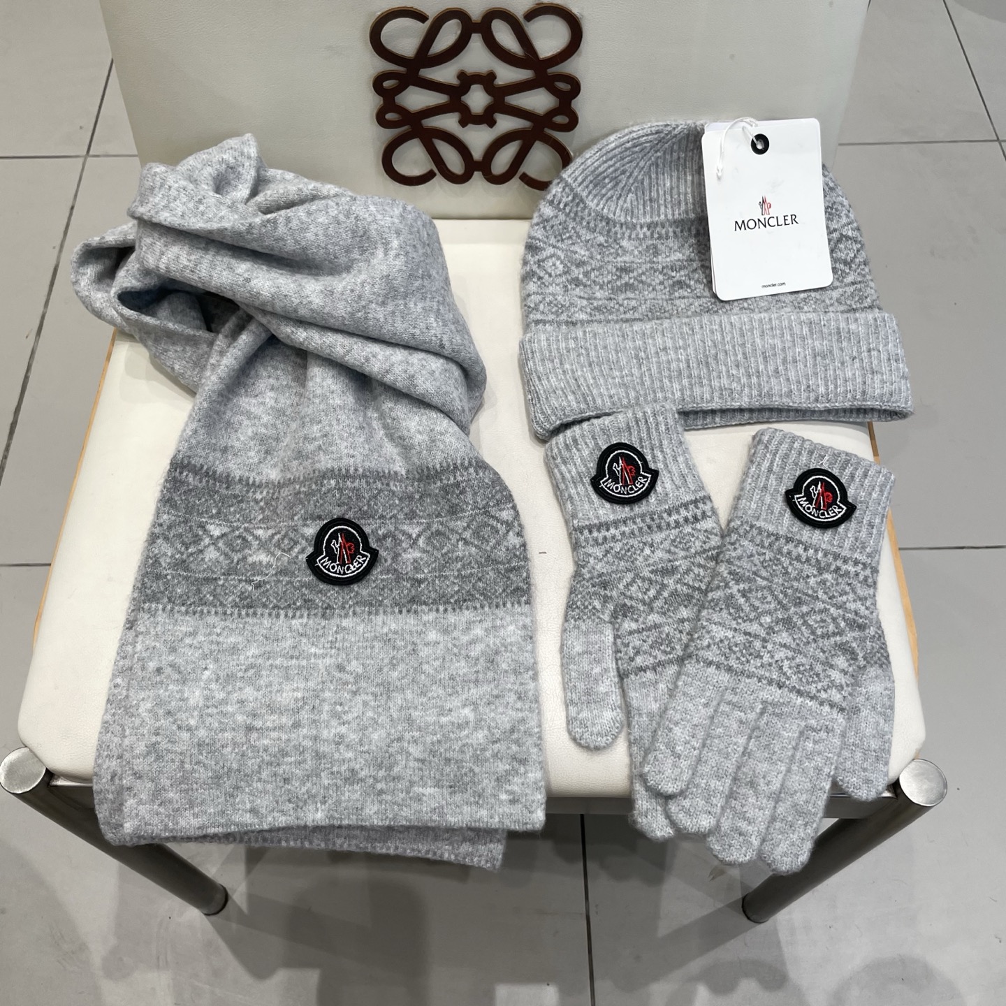 蒙口moncler【羊毛套装帽子-帽子➕围巾+手套🧤】经典套装帽子！暖暖哒超级舒服～冬日小姐姐减龄神器哦