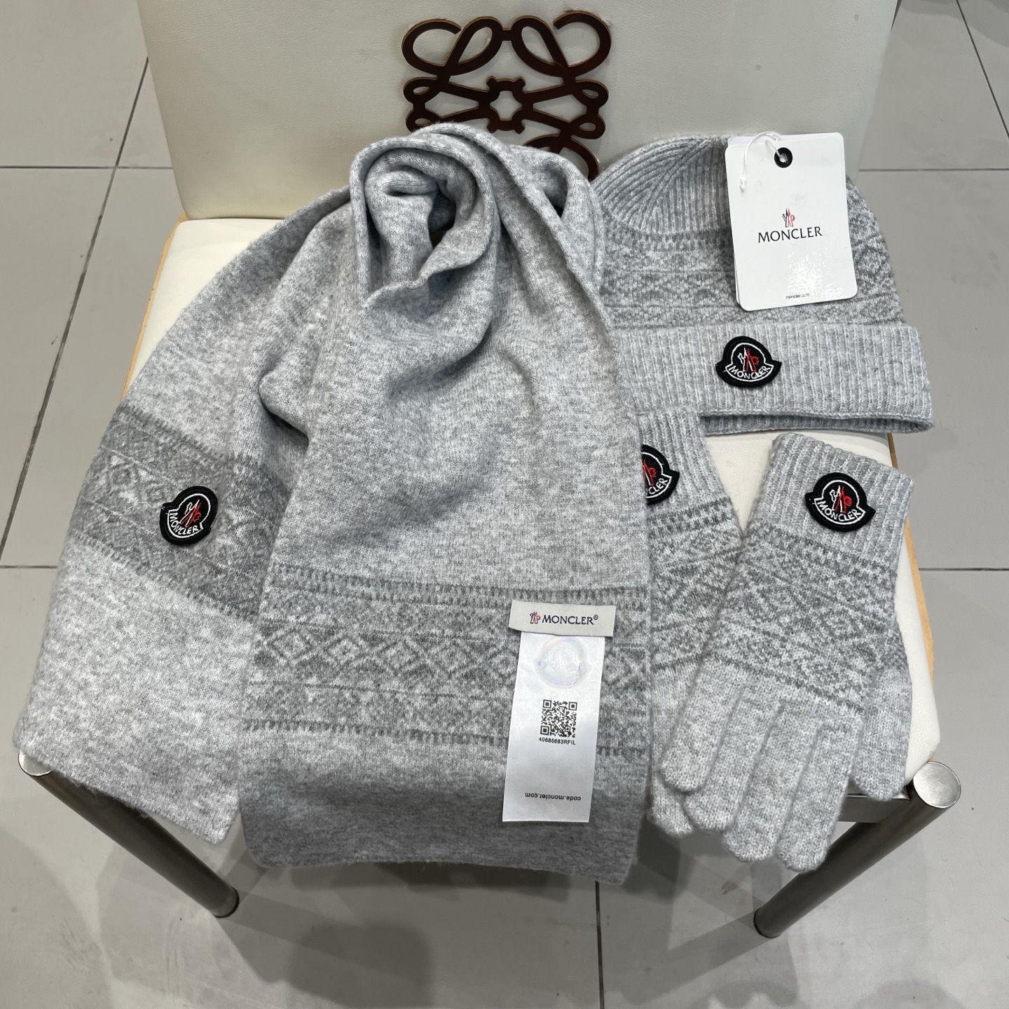 蒙口moncler【羊毛套装帽子-帽子➕围巾+手套🧤】经典套装帽子！暖暖哒超级舒服～冬日小姐姐减龄神器哦