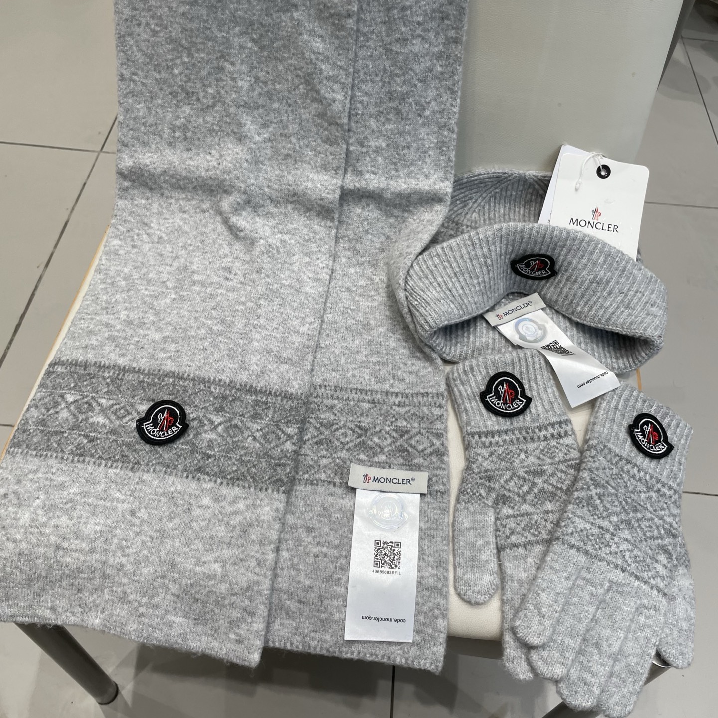蒙口moncler【羊毛套装帽子-帽子➕围巾+手套🧤】经典套装帽子！暖暖哒超级舒服～冬日小姐姐减龄神器哦