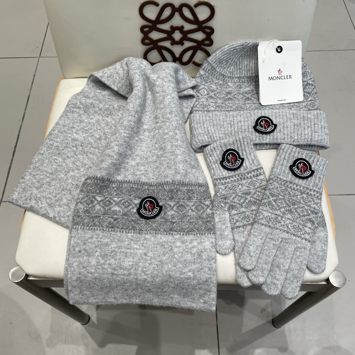 蒙口moncler【羊毛套装帽子-帽子➕围巾+手套🧤】经典套装帽子！暖暖哒超级舒服～冬日小姐姐减龄神器哦