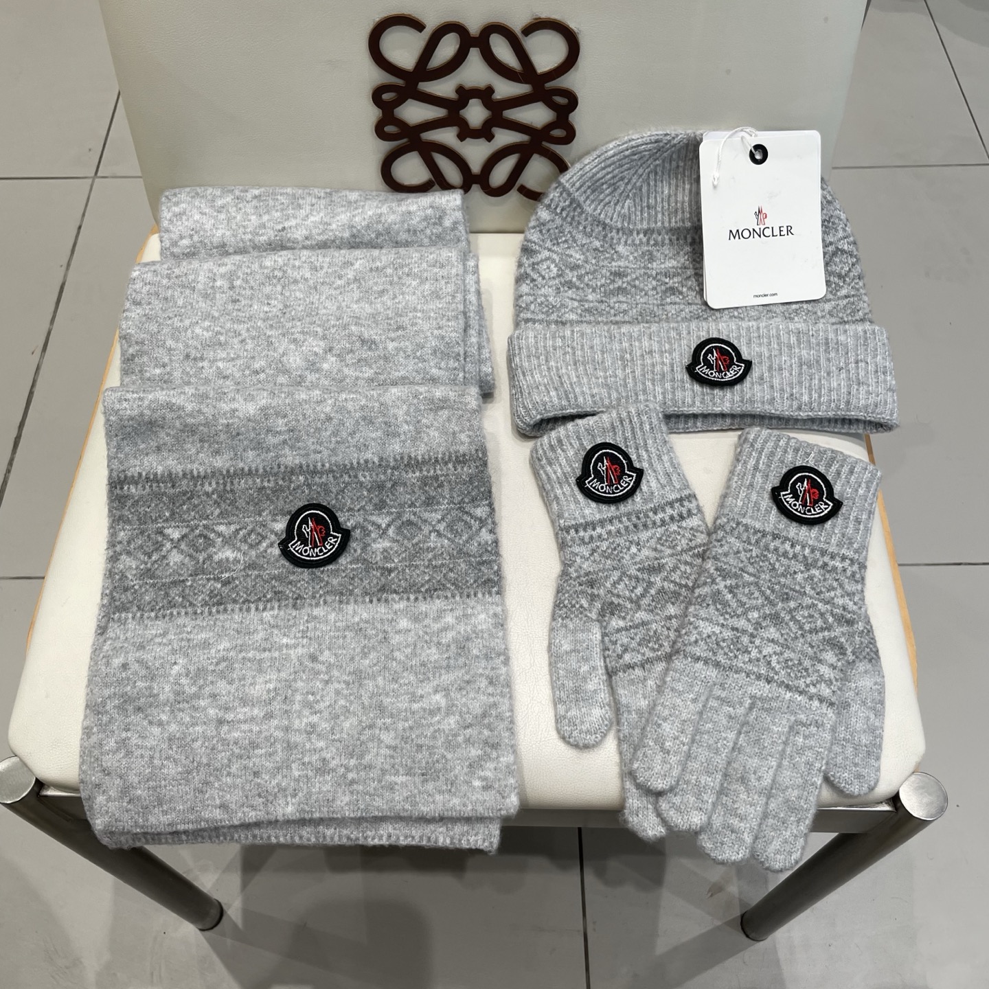 蒙口moncler【羊毛套装帽子-帽子➕围巾+手套🧤】经典套装帽子！暖暖哒超级舒服～冬日小姐姐减龄神器哦